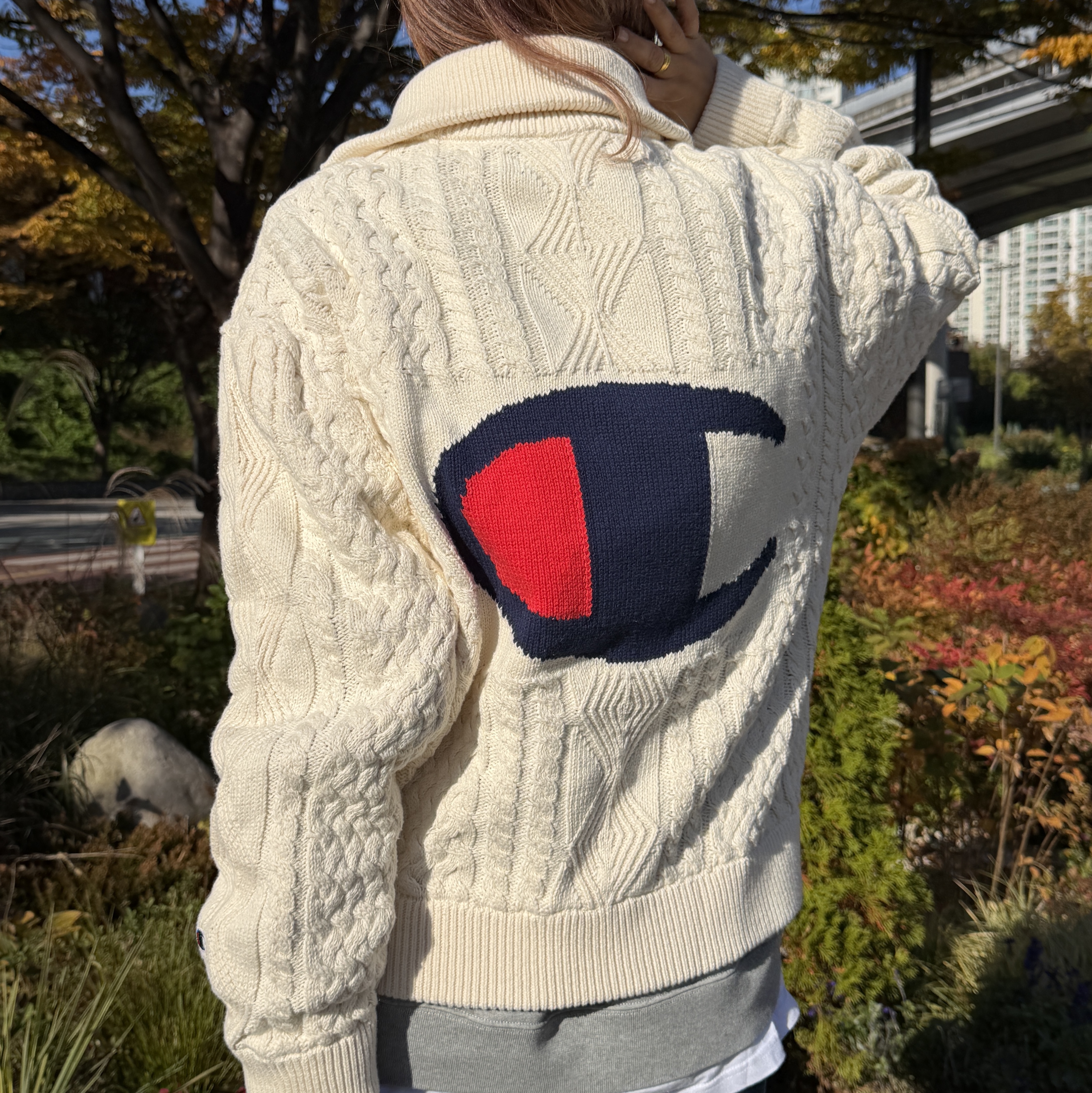 Zara x Champion Jacquard Cable Knit Cardigan Ecru, Zara x Champion Technical Patch Jacket Red 착용 스타일 - 2