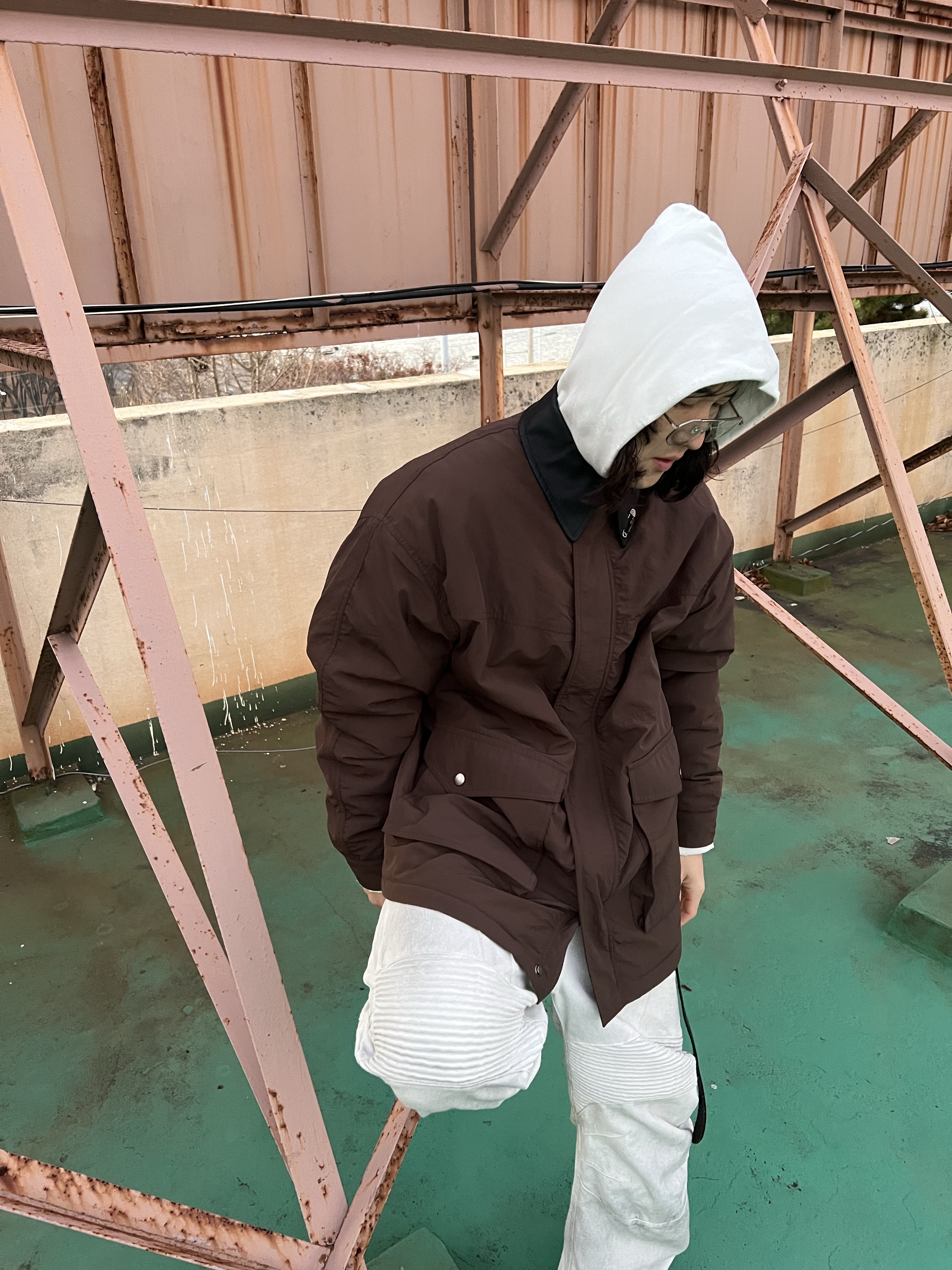Kinchi x Yiyae Bone Mule Camel, Farfromwhat Far Pin Button & Safety Pin 착용 스타일 - 7