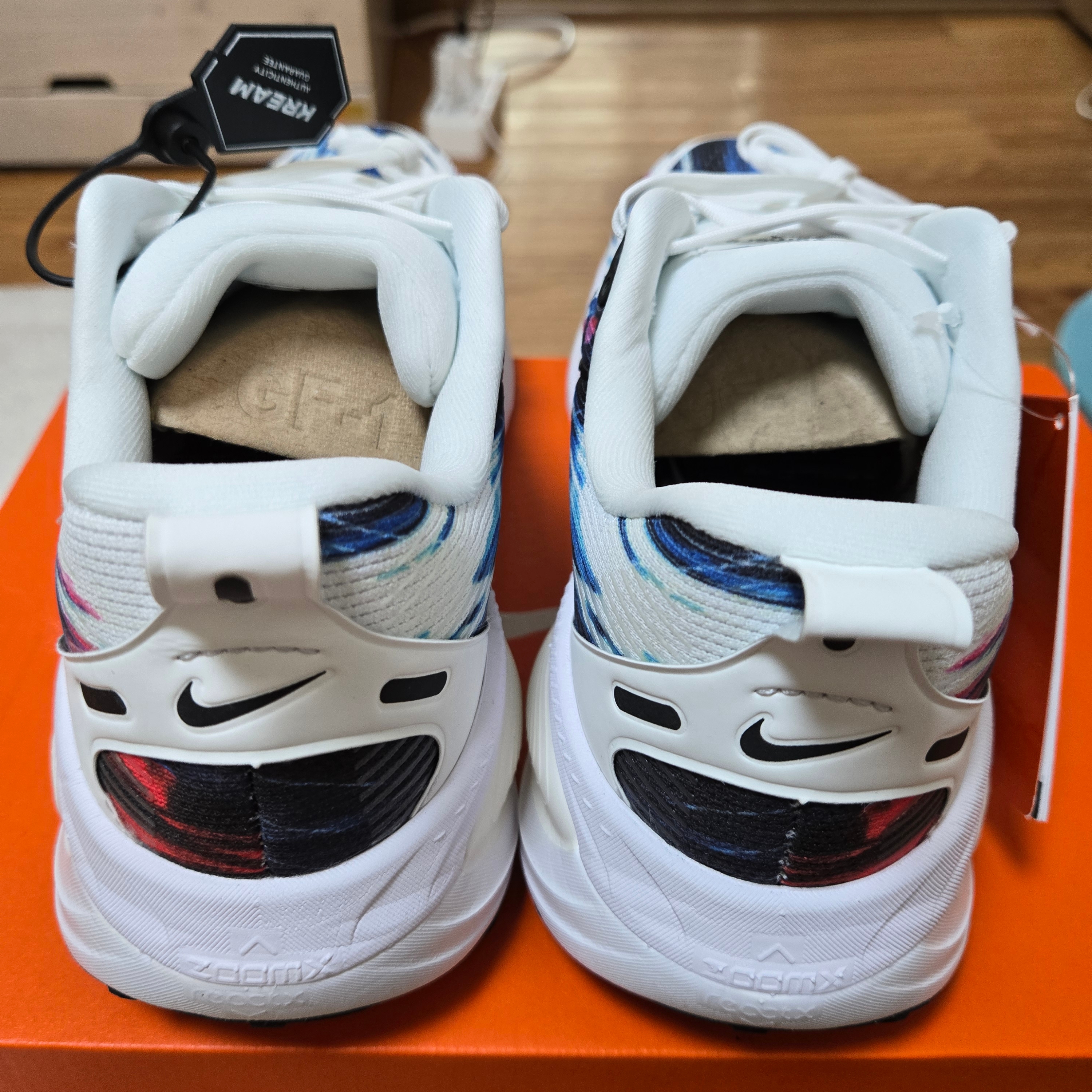 Nike Vomero 18 SE Multicolor White 착용 스타일 - 5