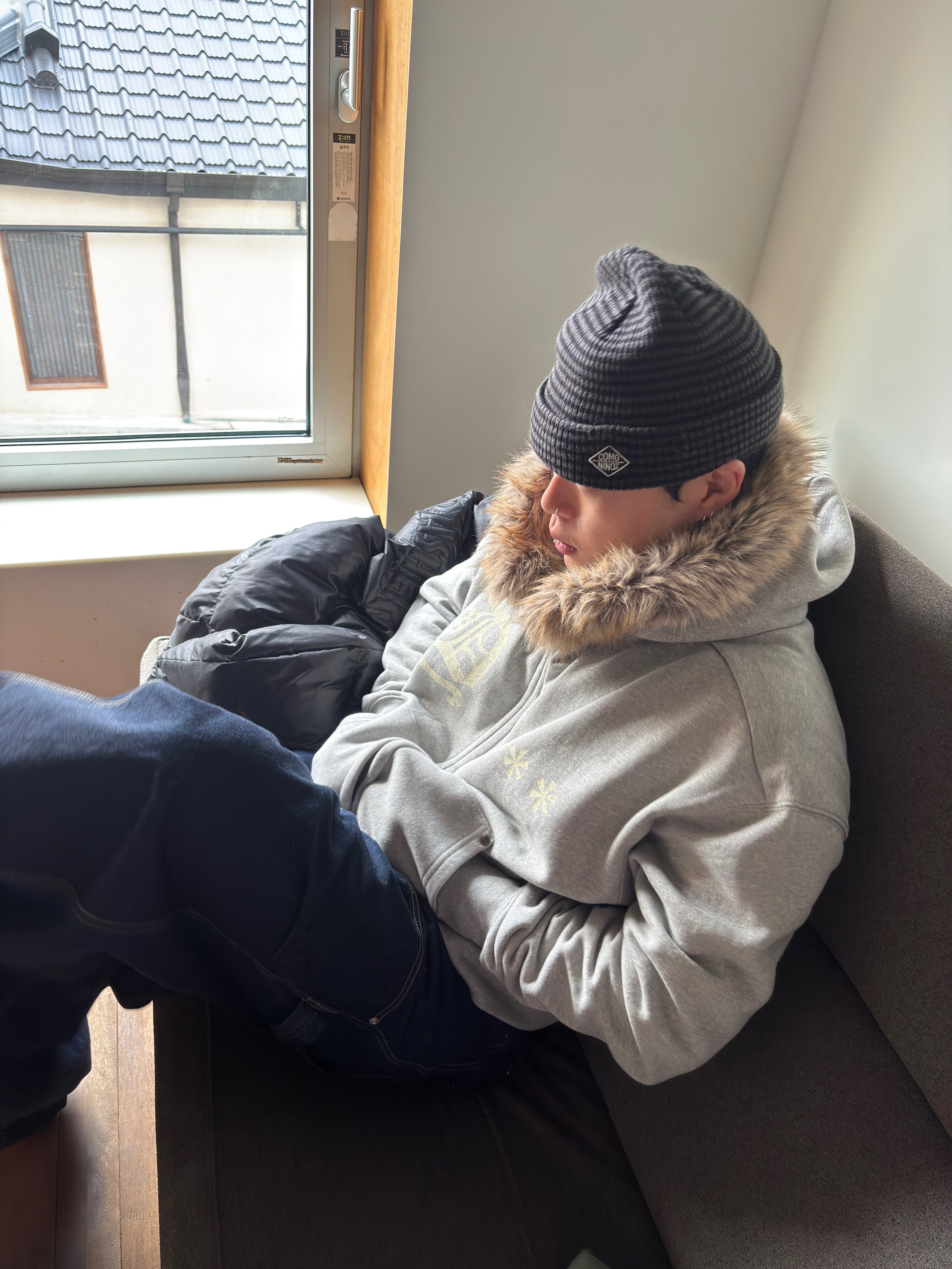 AMOU Fur Hoodie Zip Up Gray 착용 스타일 - 1