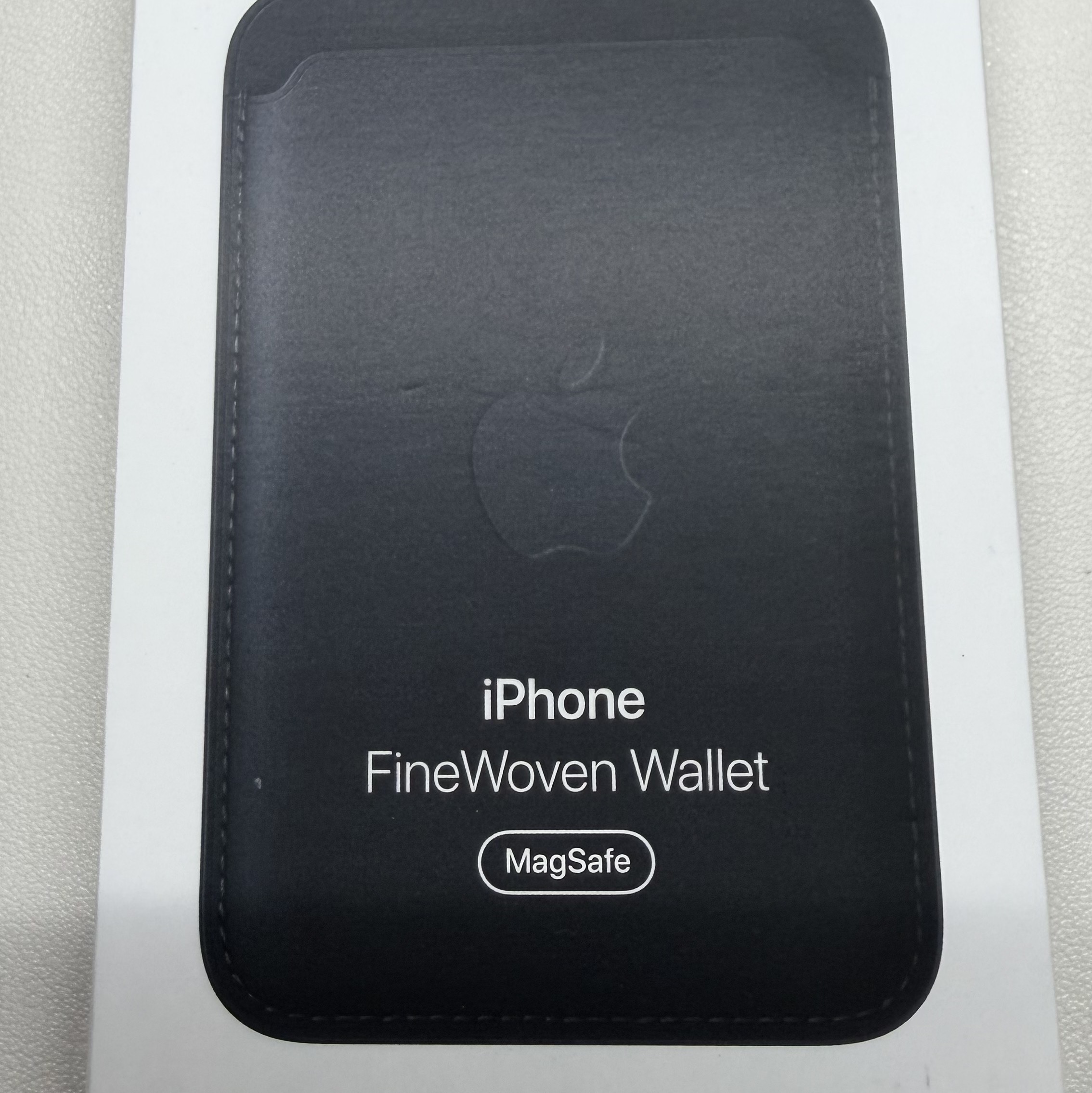 Apple iPhone FineWoven Wallet with MagSafe Taupe 착용 스타일 - 1