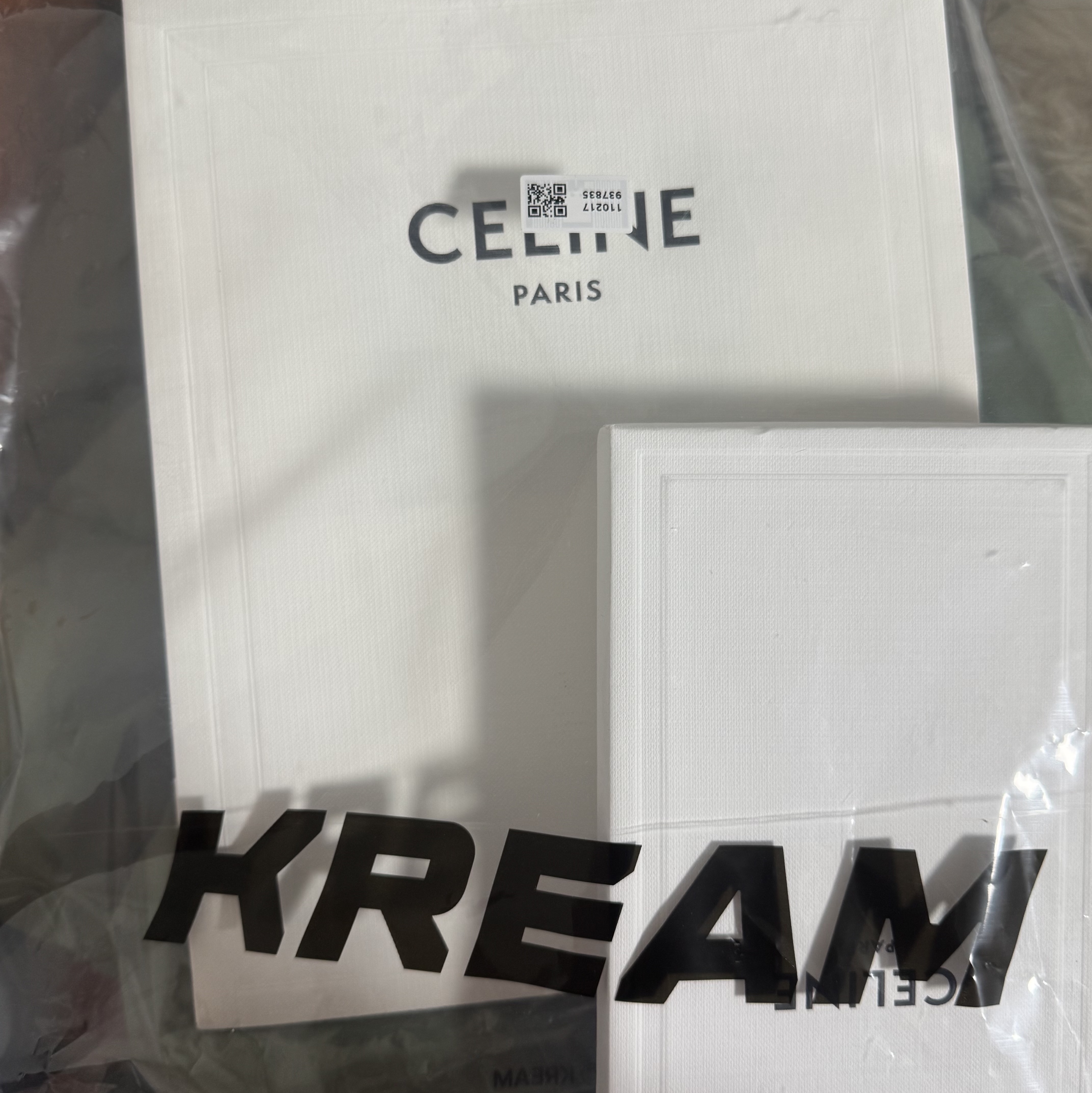 Celine Card Holder with Flap in Shiny Calfskin Black 착용 스타일 - 1