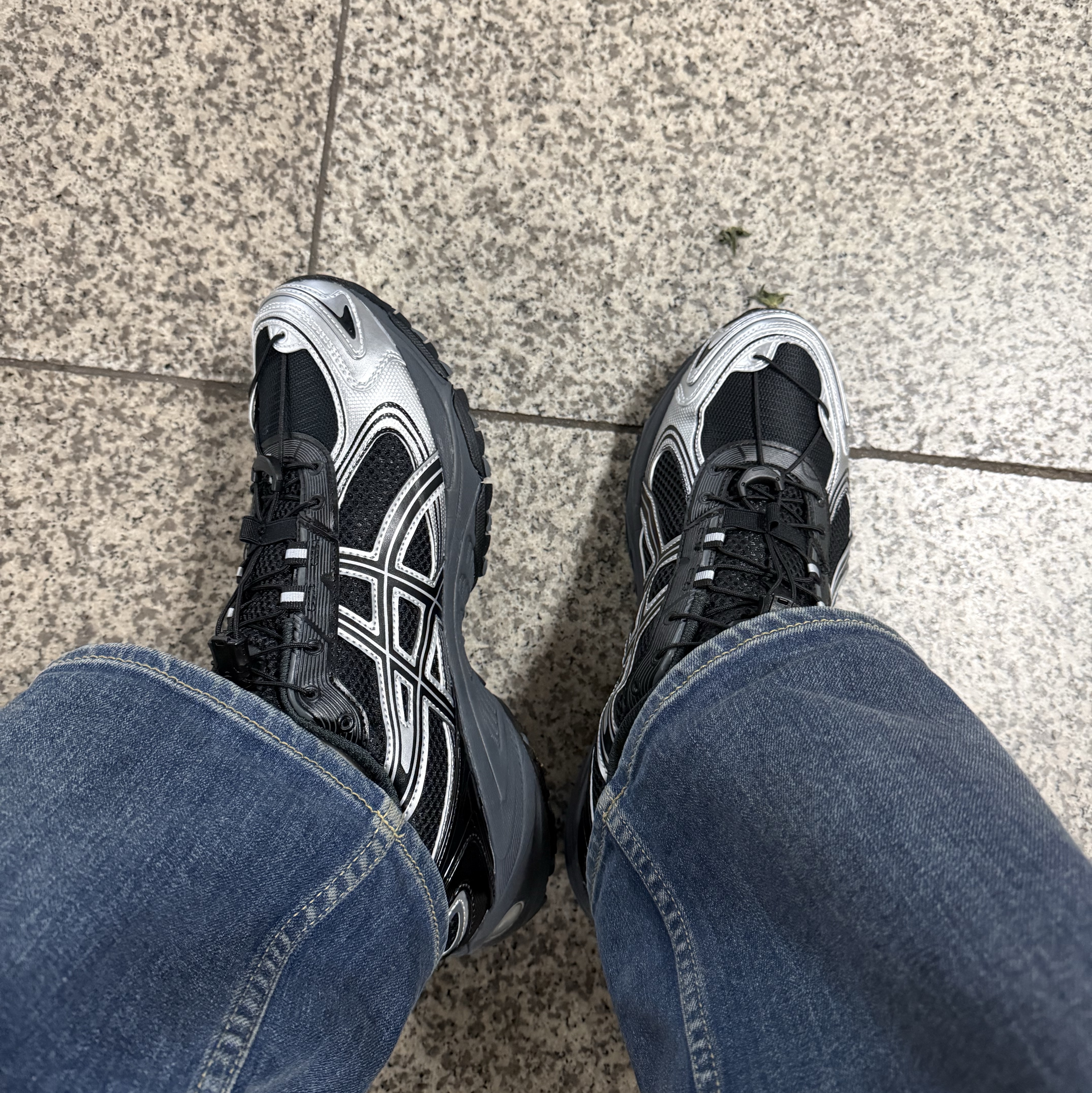 Asics Gel-Kahana TR V4 Carbon Black 착용 스타일