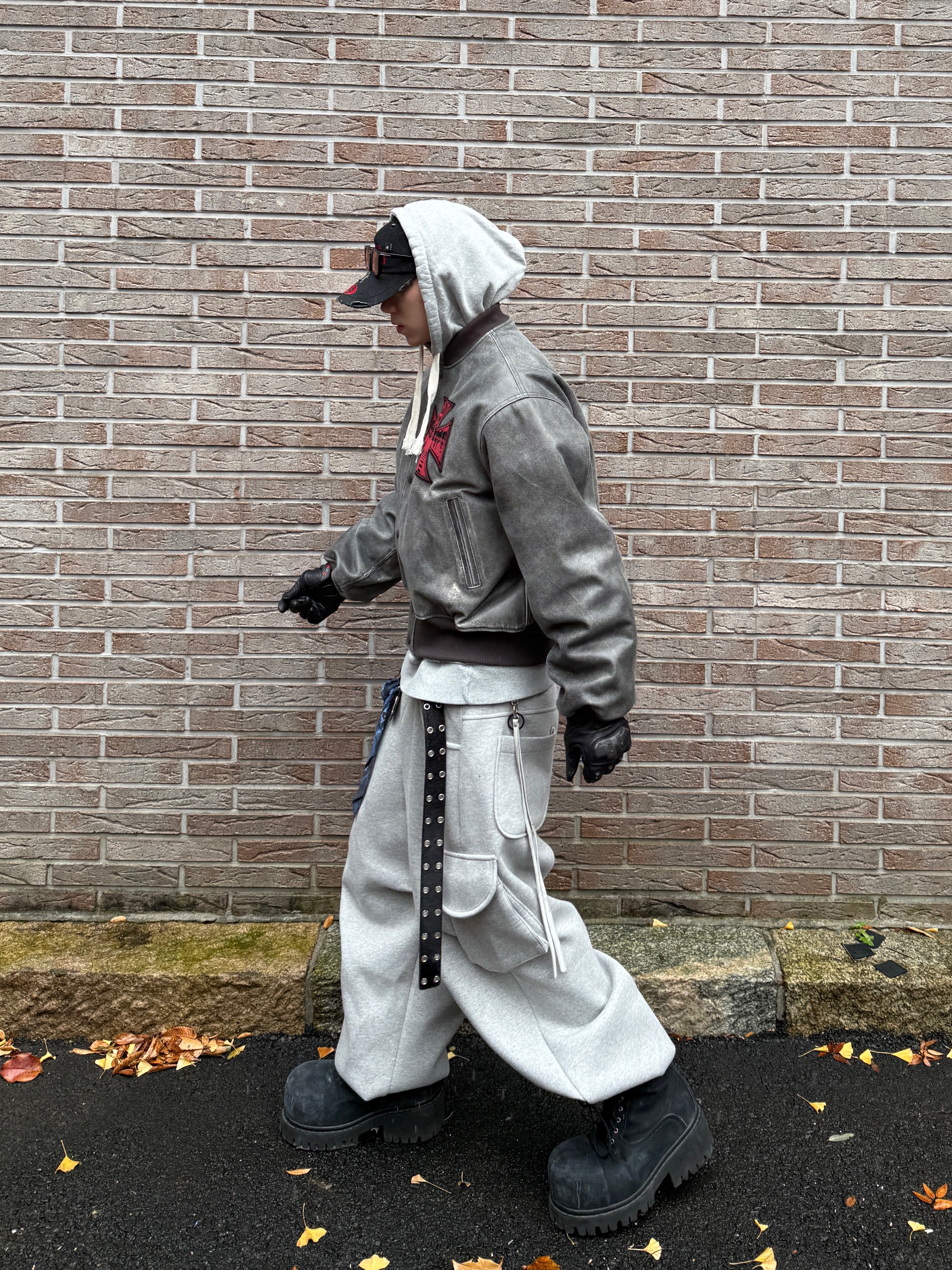 Balenciaga Stomper Bootie Black, MJD X KOIN SEOUL Wide Cargo Sweat Pants 착용 스타일 - 1