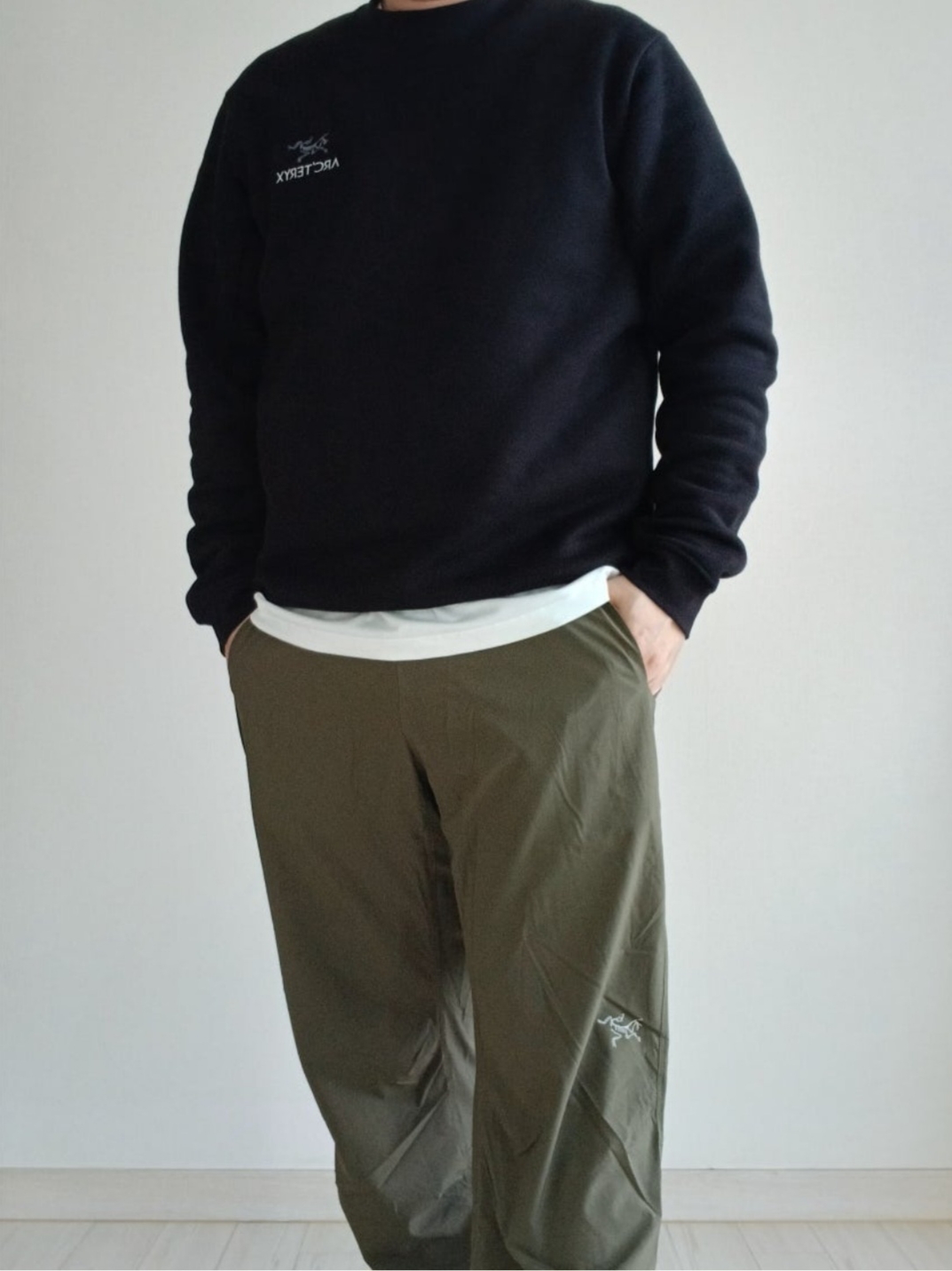 Arc'teryx Emblem Fleece Crew Neck Pullover Black, Arc'teryx Kragg SL Cotton SS T-Shirt White Light 착용 스타일 - 2