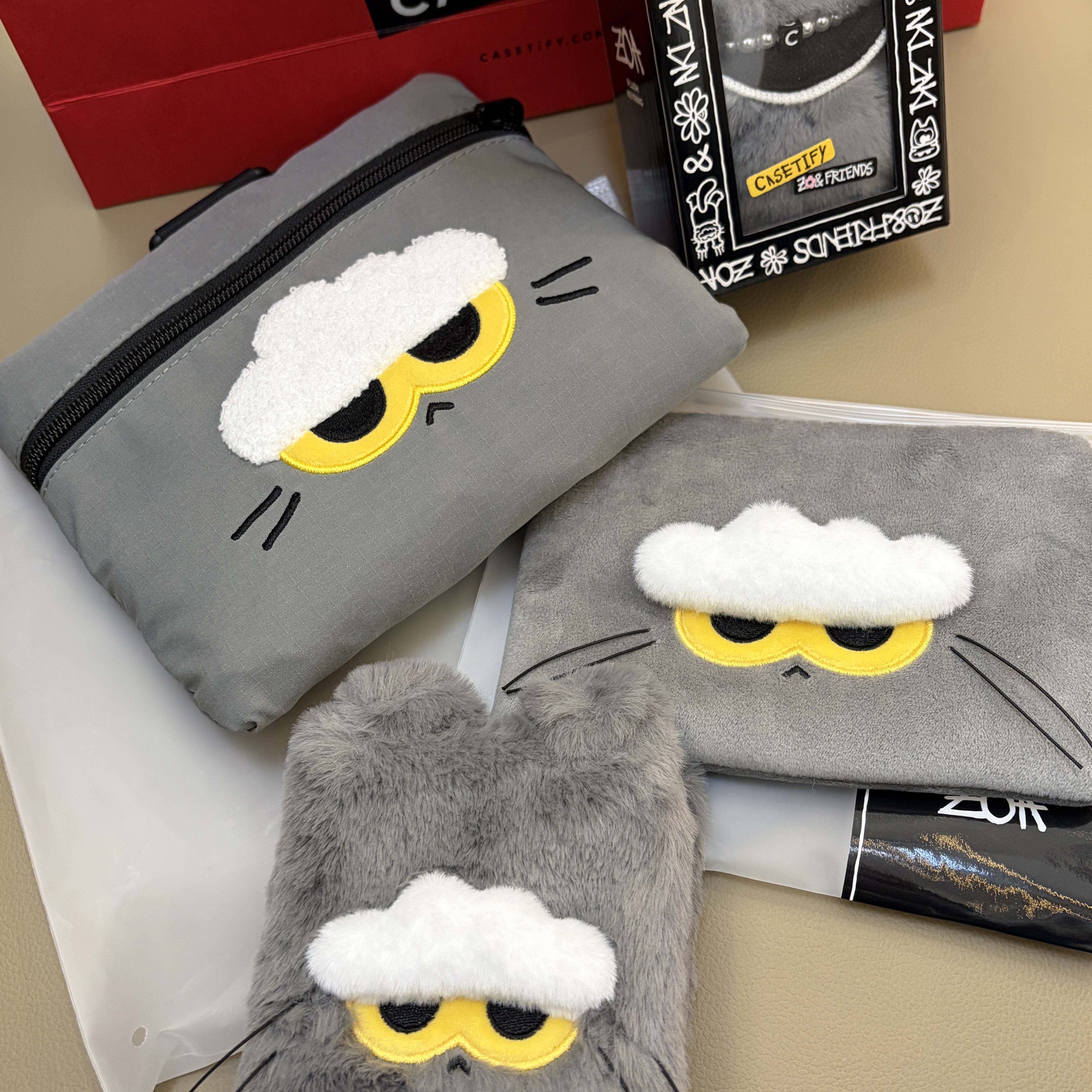Zo&Friends Zoa Passport Cover Grey 착용 스타일 - 2