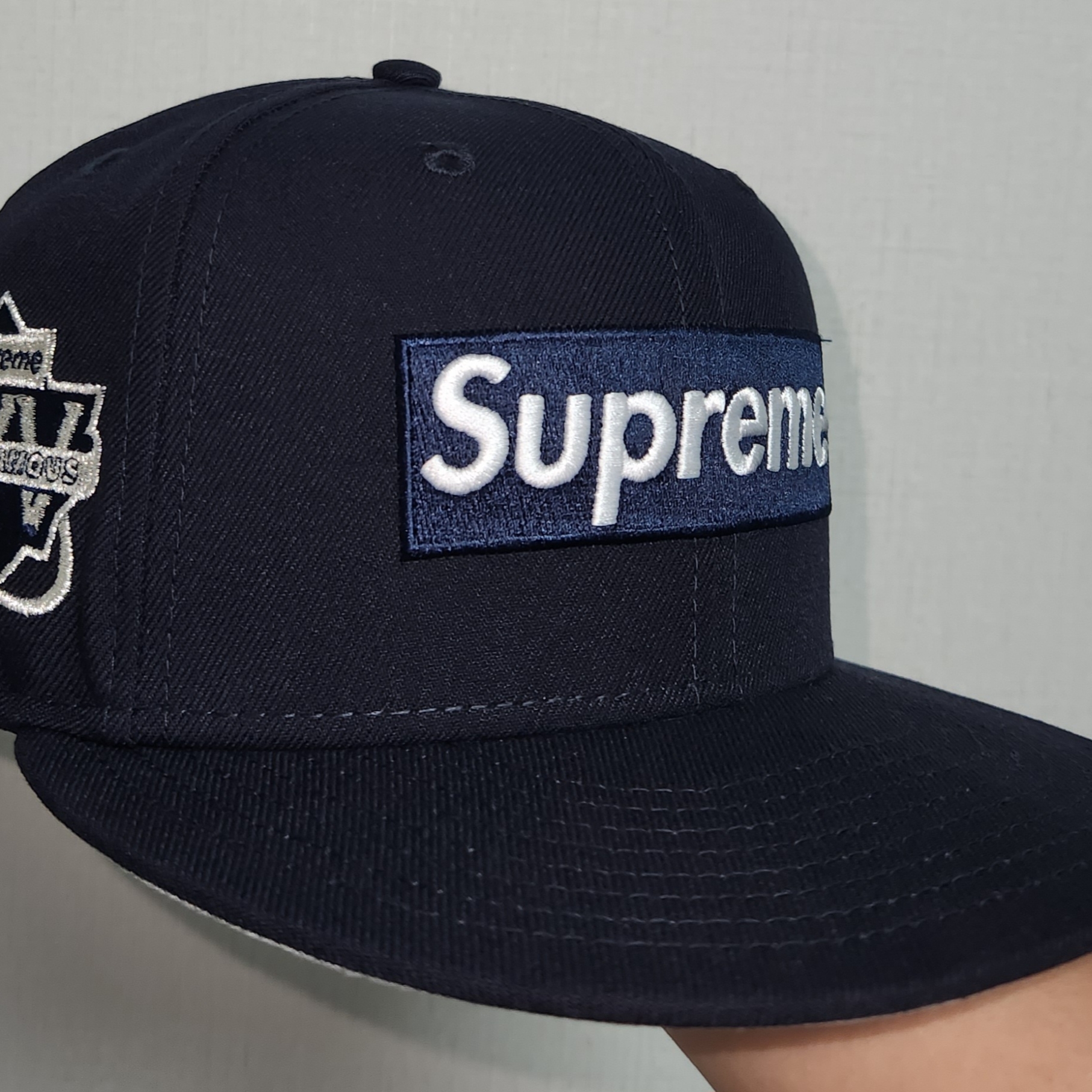 Supreme Championship Box Logo New Era Navy - 25SS 착용 스타일 - 1
