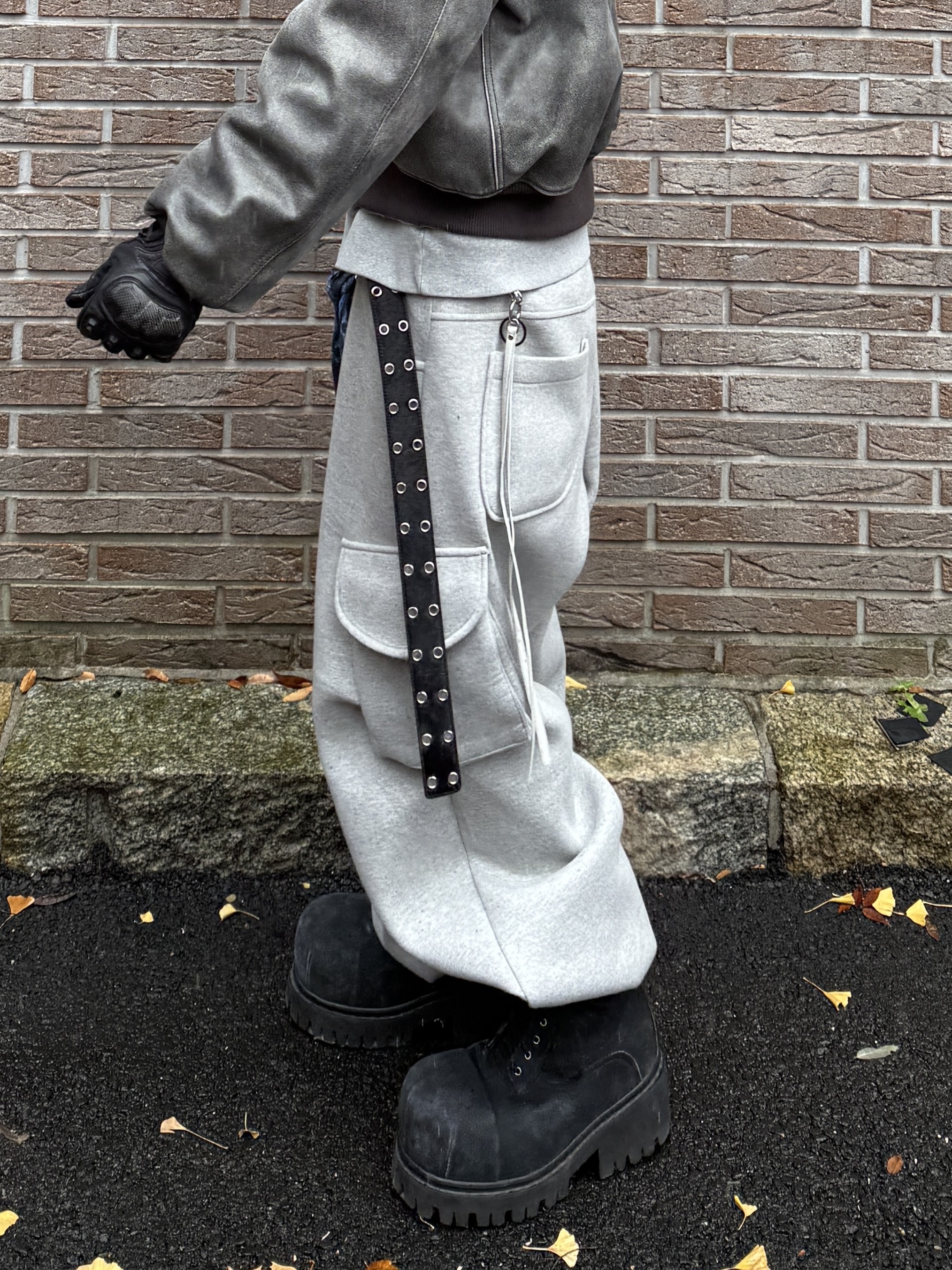 Balenciaga Stomper Bootie Black, MJD X KOIN SEOUL Wide Cargo Sweat Pants 착용 스타일 - 5