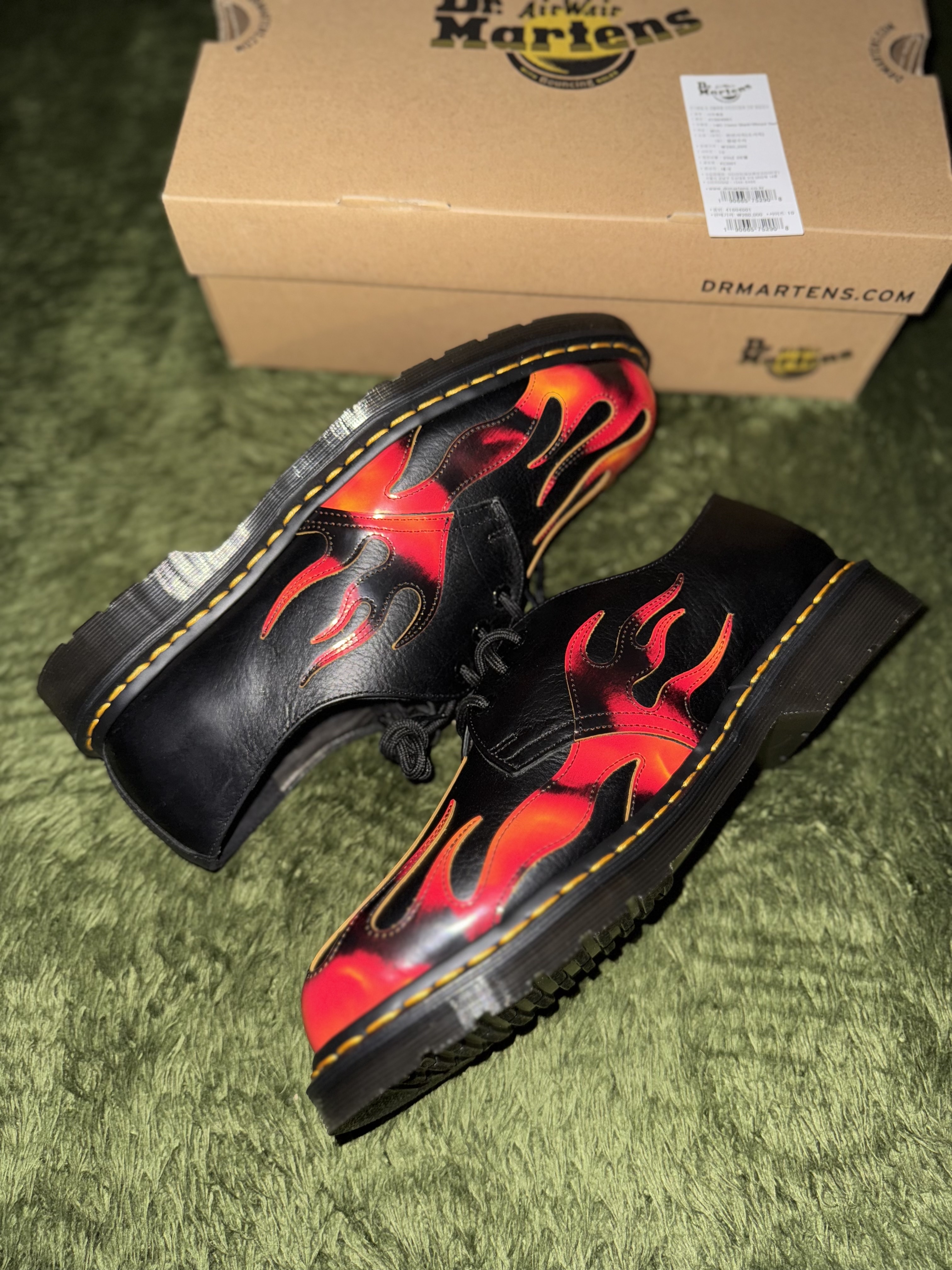 Dr. Martens 1461 Flame Black Vibrant Red DMS Yellow 착용 스타일 - 4