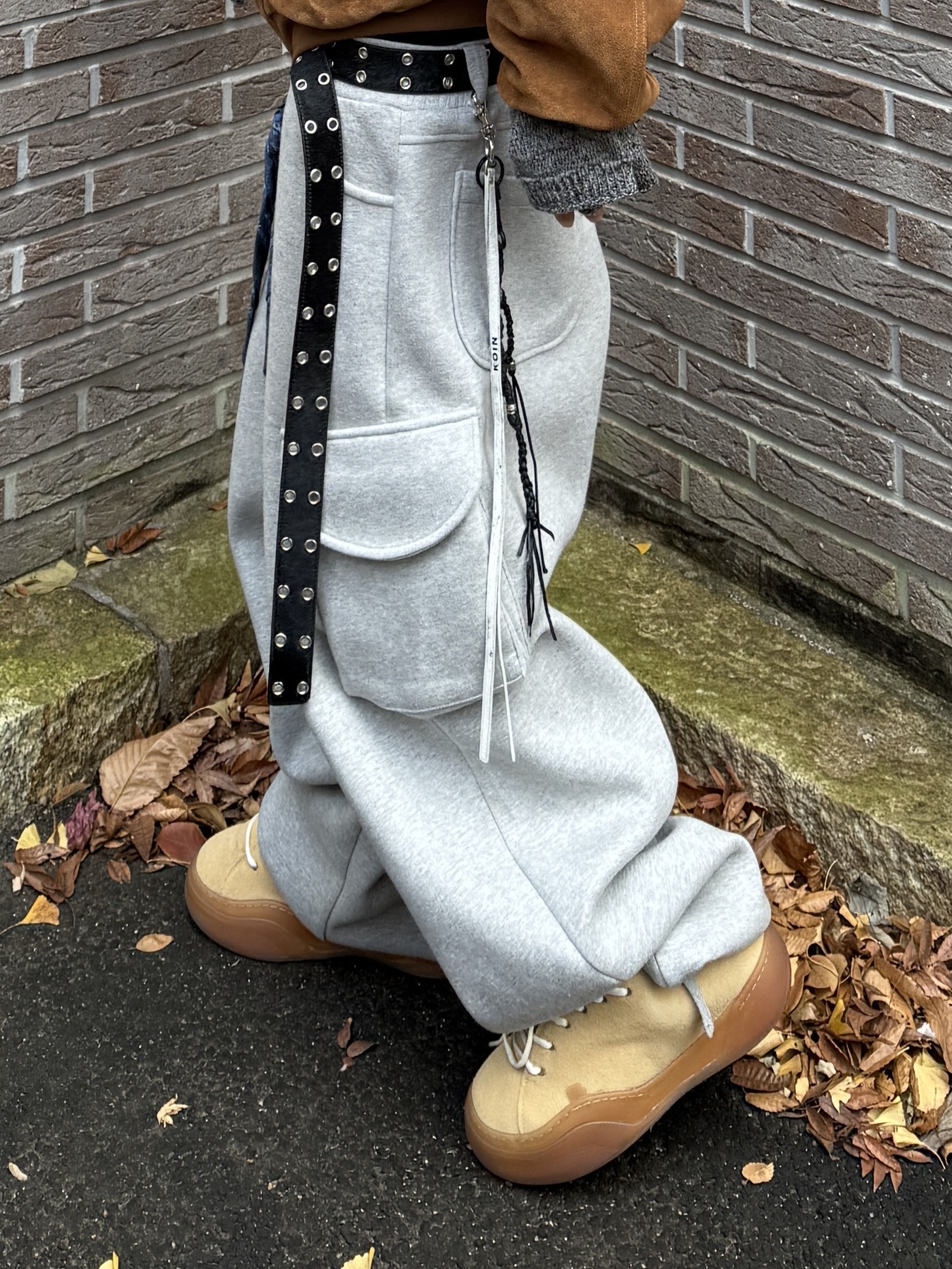 Kamien x MJD Double Hole Belt Black Shearling Calfskin, MJD X KOIN SEOUL Wide Cargo Sweat Pants 착용 스타일 - 4