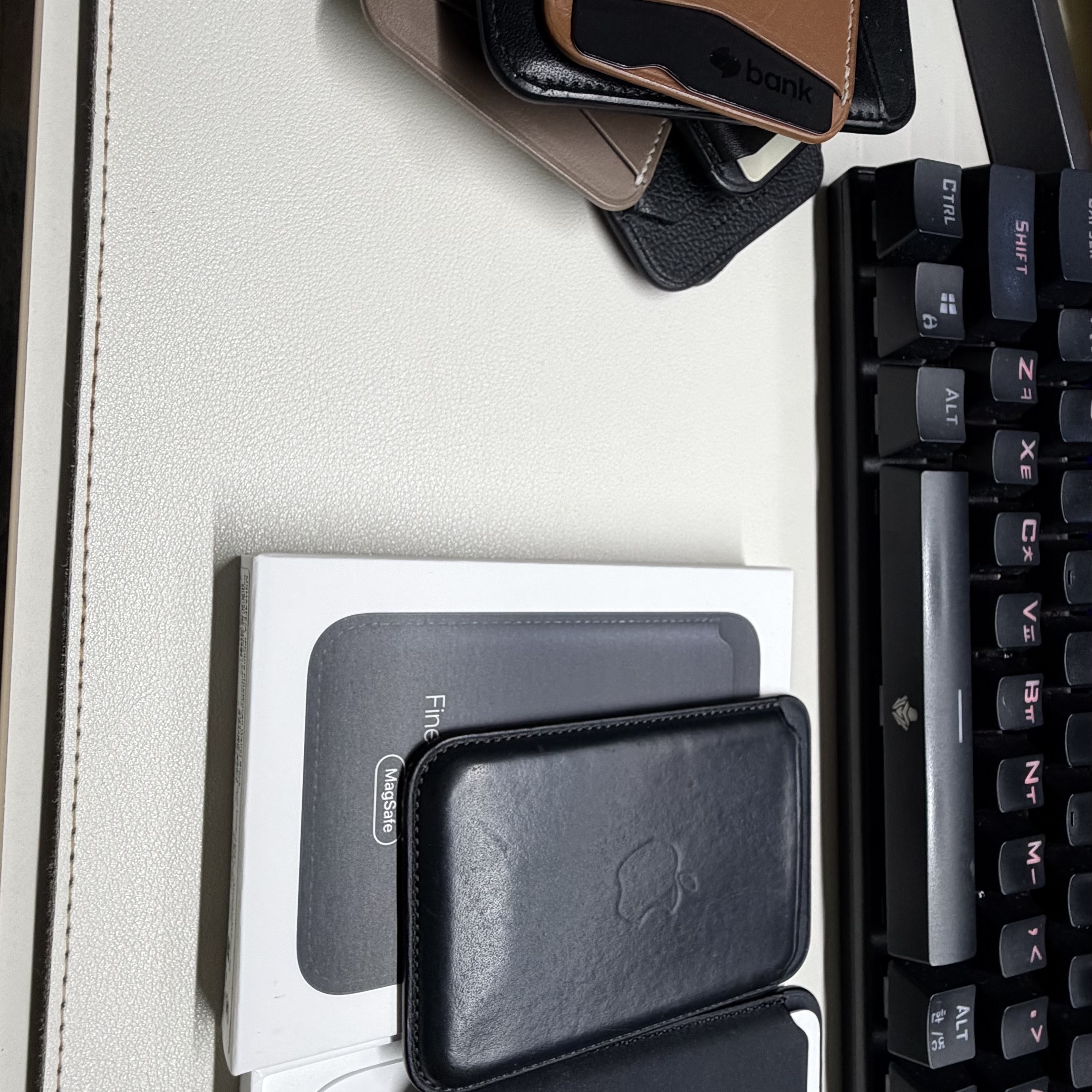 Apple iPhone FineWoven Wallet with MagSafe Taupe 착용 스타일 - 4