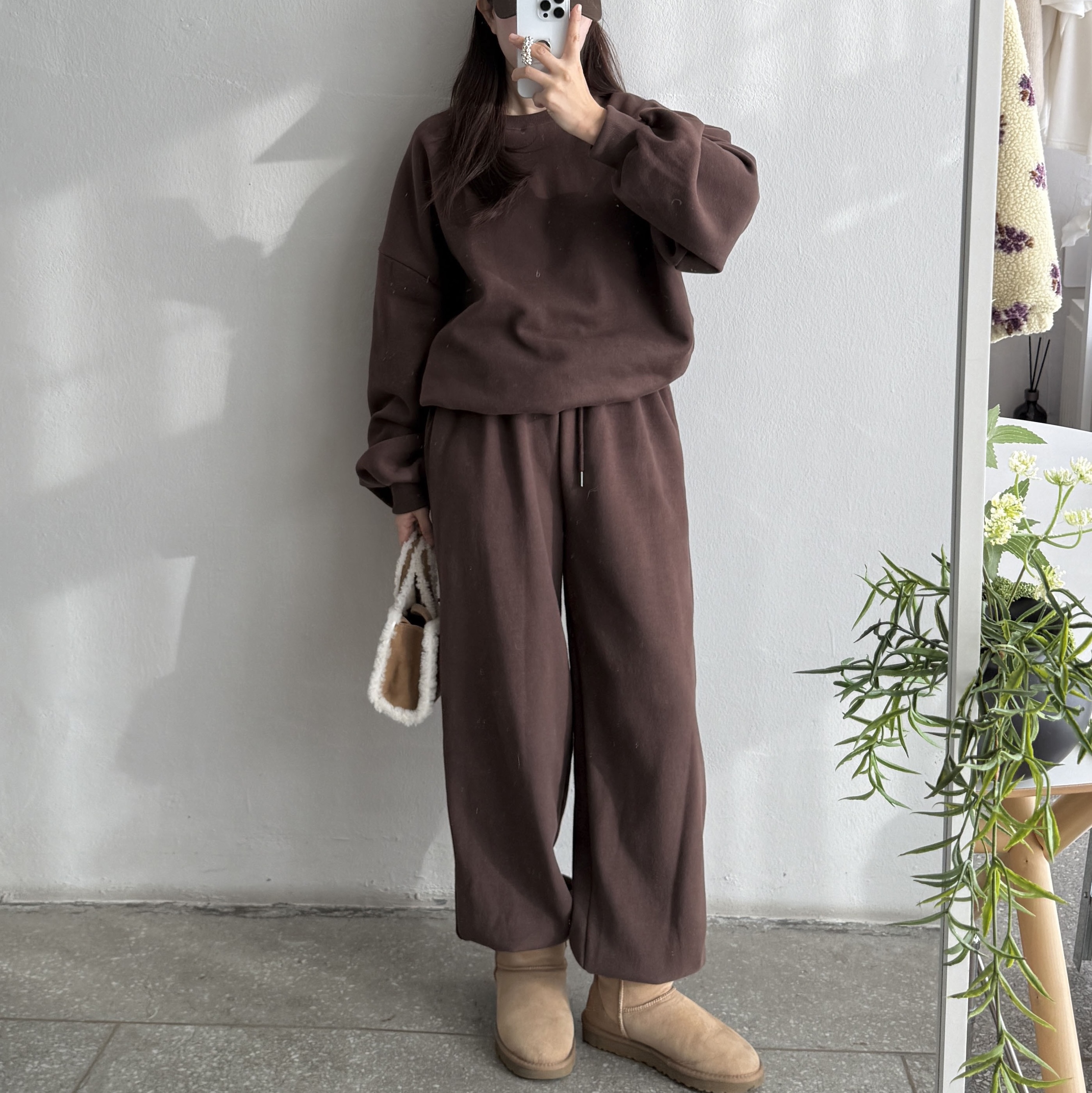 (W) UGG Classic Mini II Boots Chestnut, Telfar x UGG Small Shopping Bag Chestnut 착용 스타일 - 1