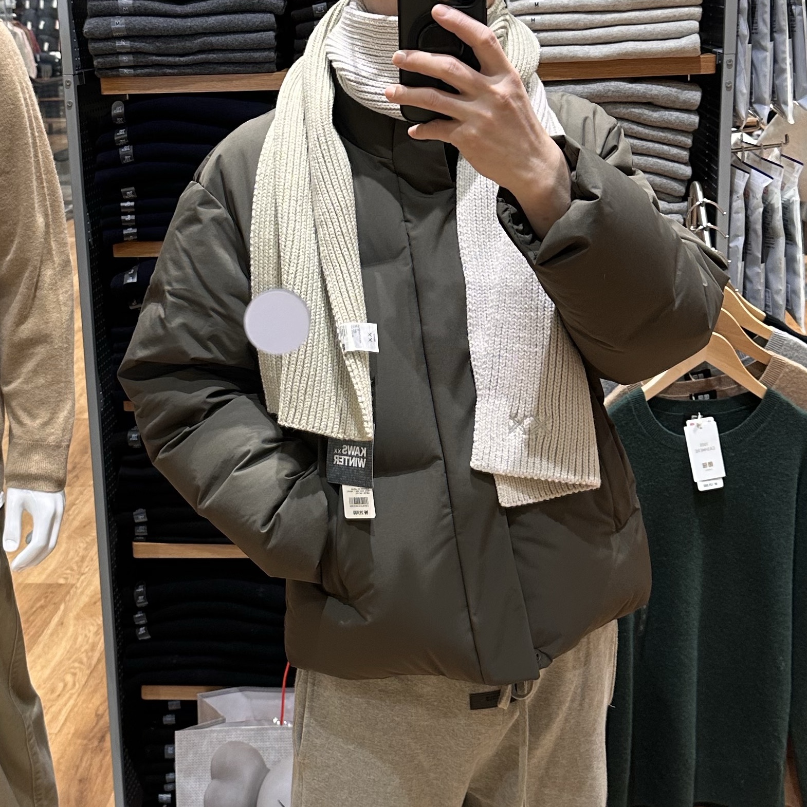 Uniqlo x Kaws Heattech Knit Scarf Off White 착용 스타일