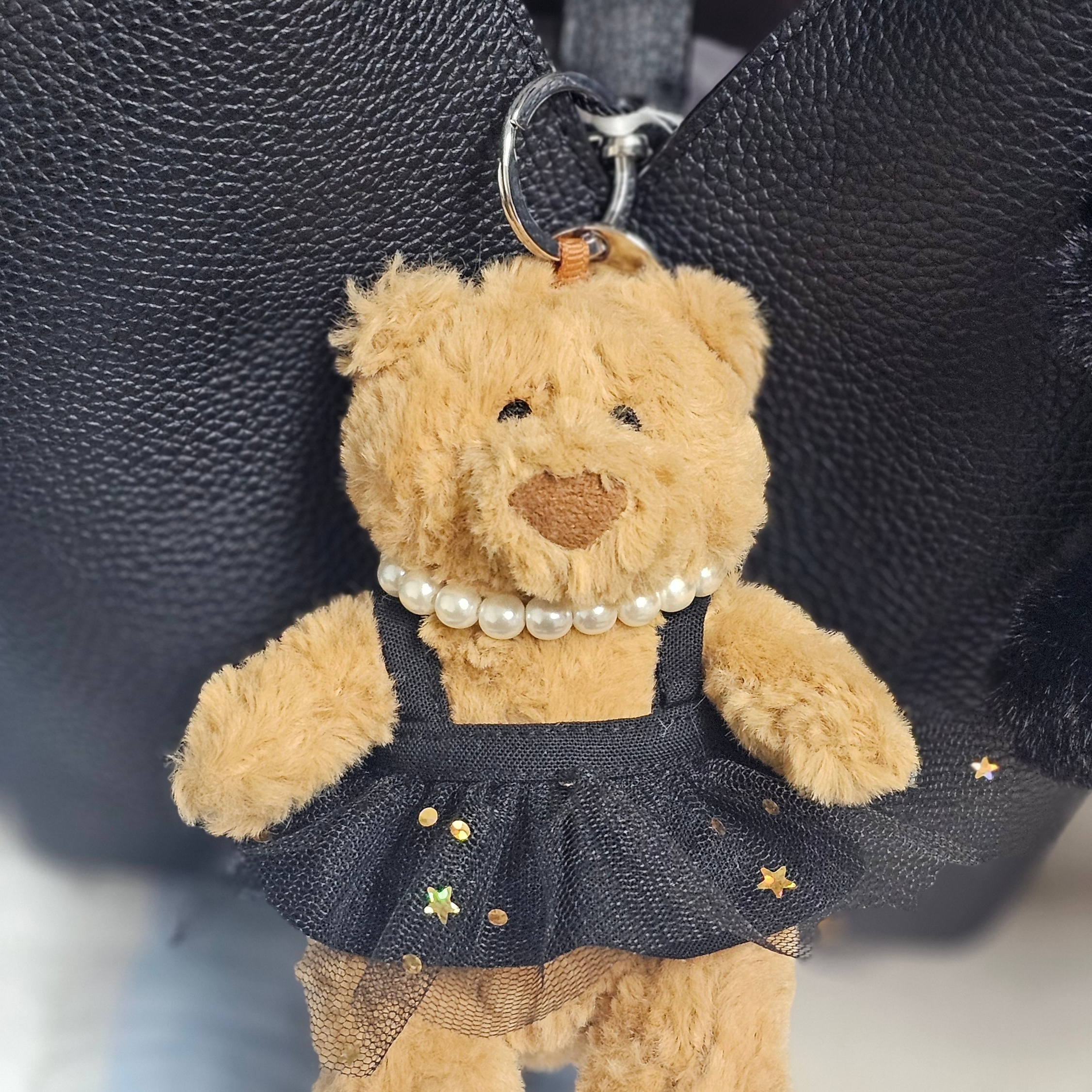 Jellycat Bartholomew Bear Bag Charm Brown 착용 스타일 - 1