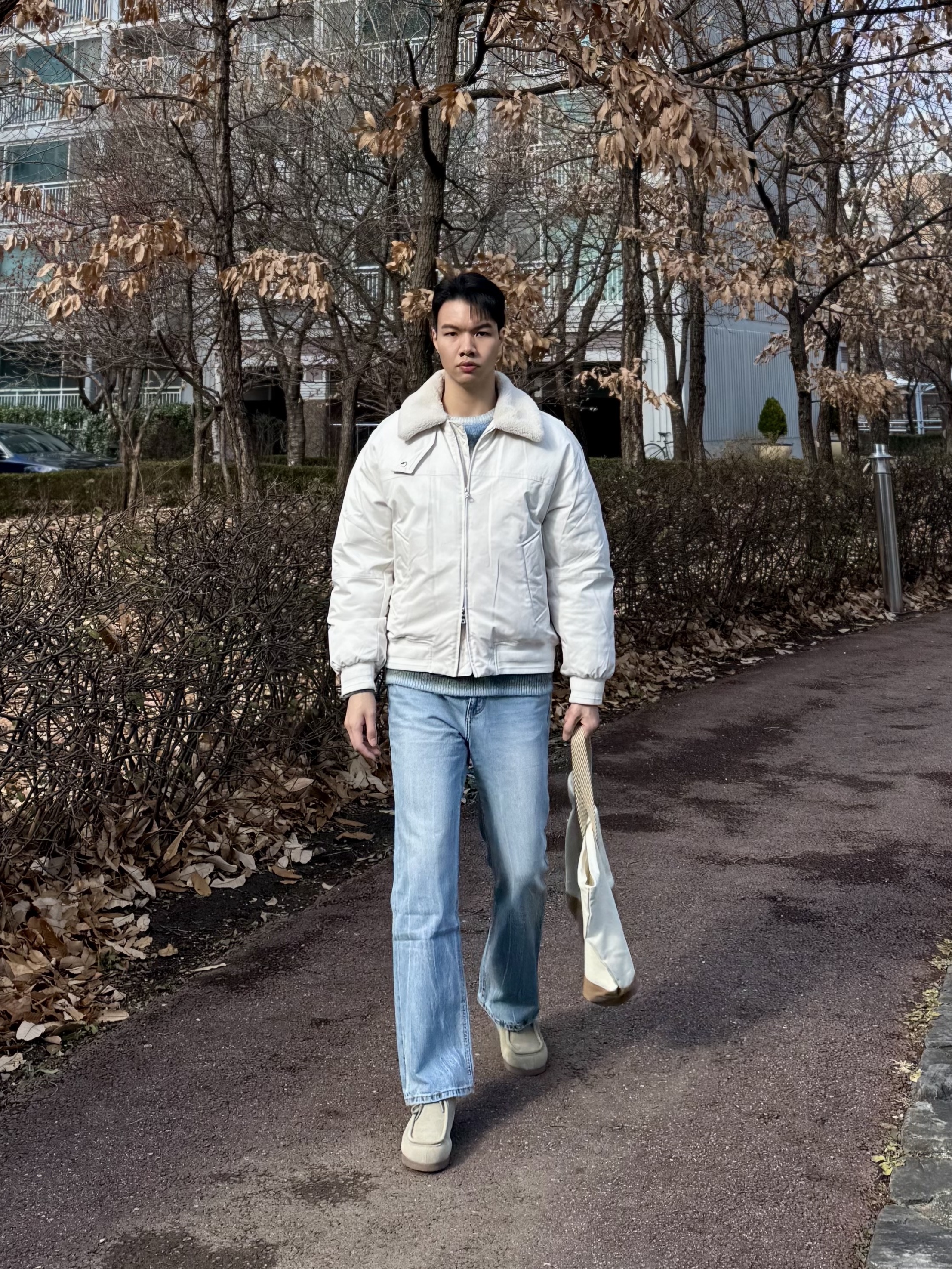 Uniqlo x JW Anderson Canvas Tote Bag Natural 착용 스타일 - 1