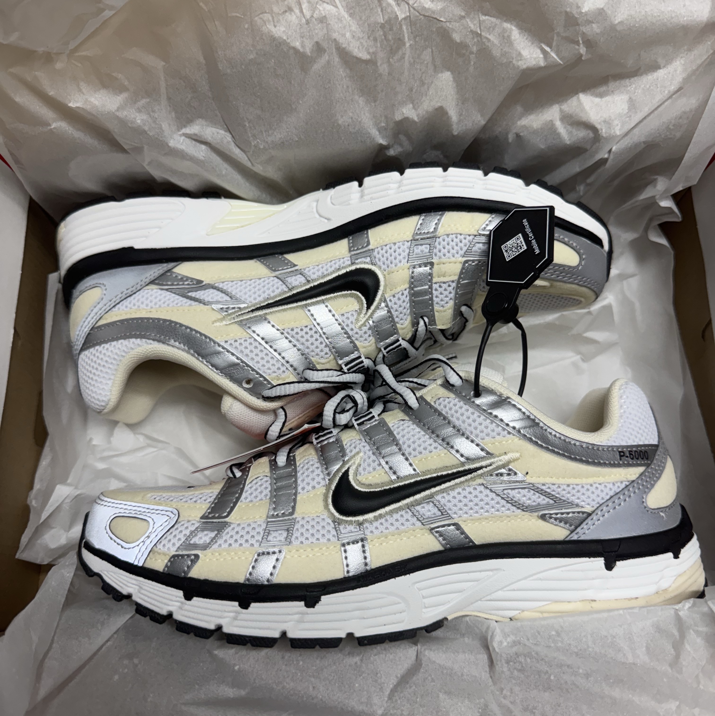 (W) Nike P-6000 Coconut Milk Metallic Silver 착용 스타일 - 2