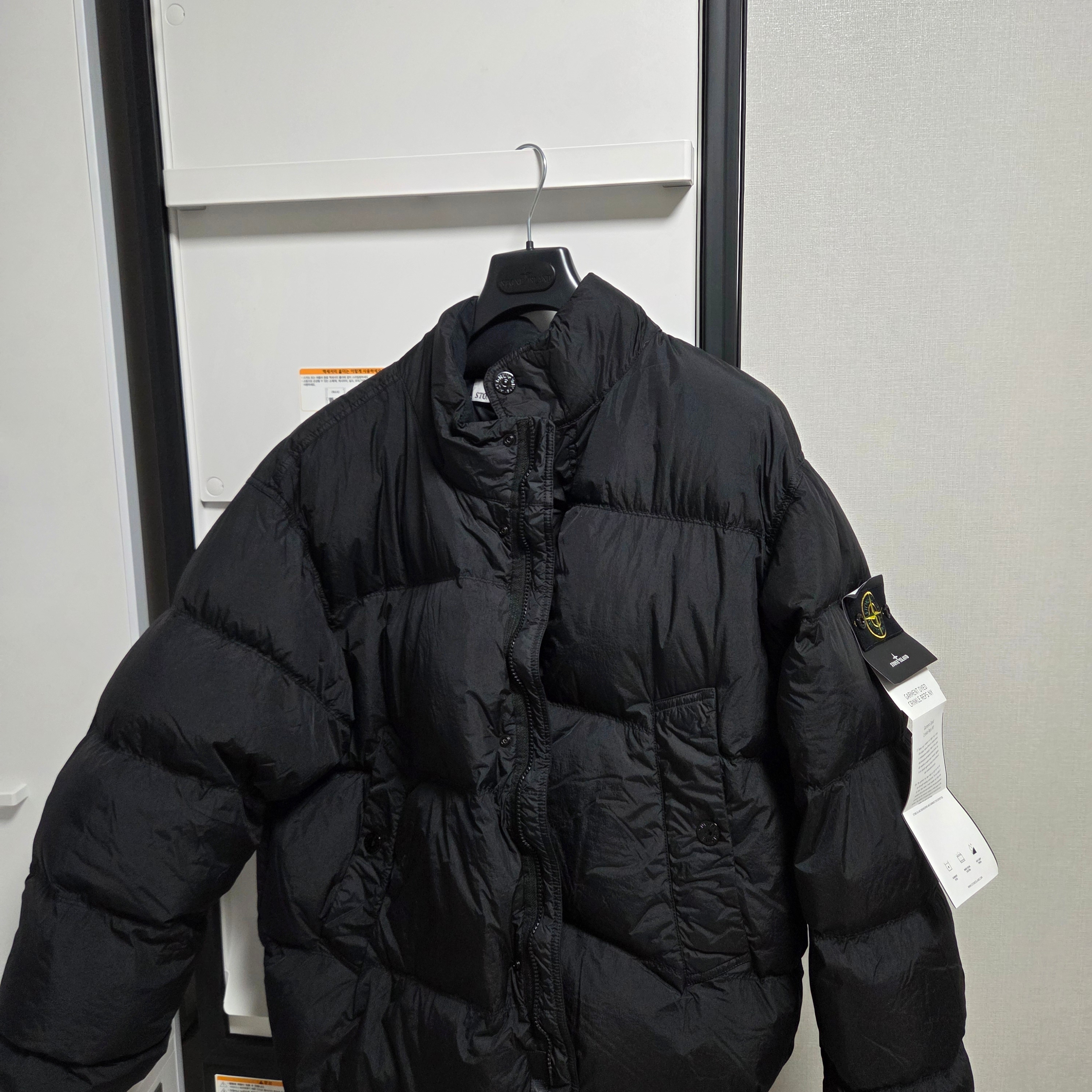 Stone Island 4100010 Crinkle Reps NY Recycled Nylon Down Jacket with Wind Resistant Black - 25FW 착용 스타일