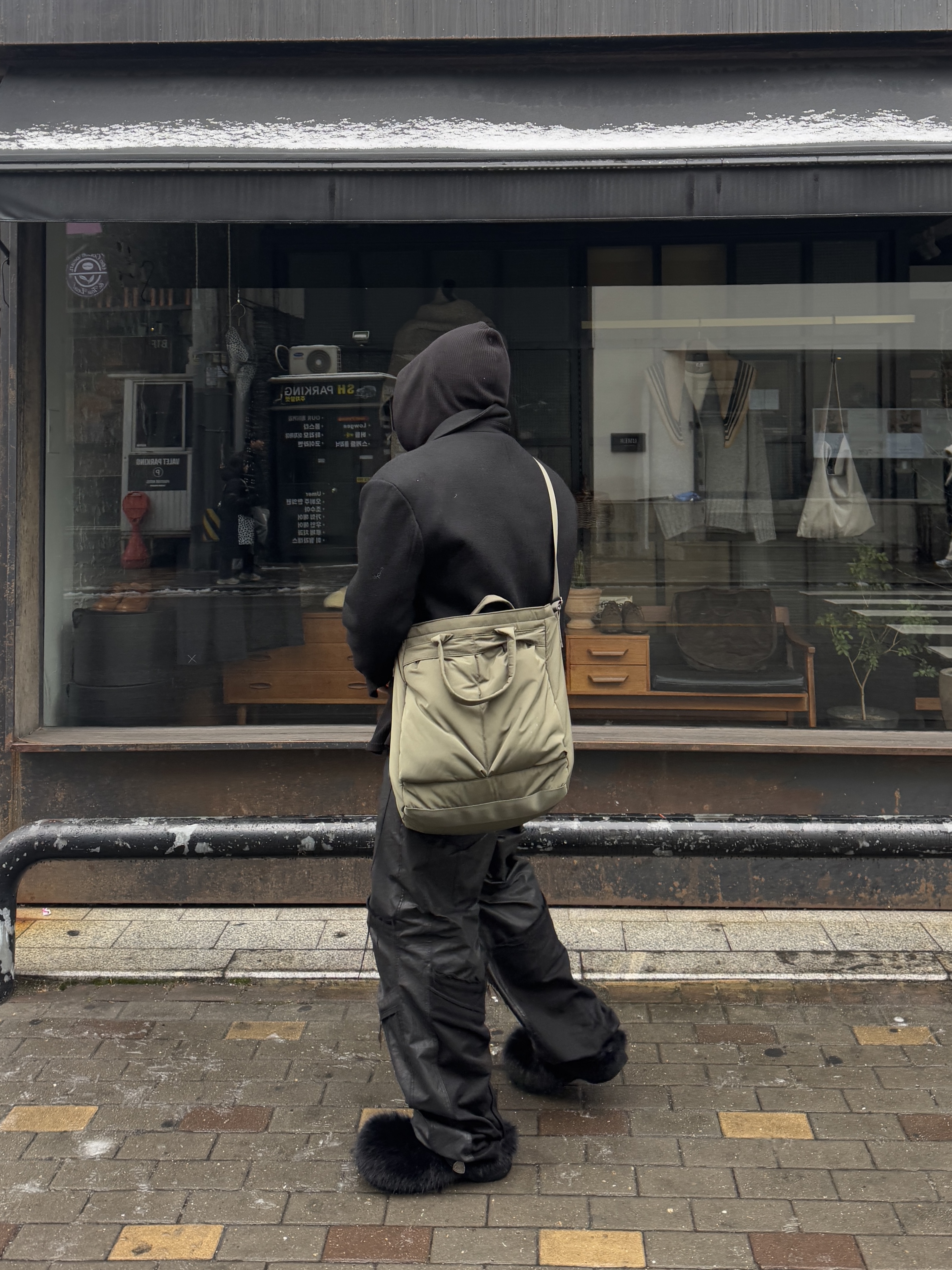 Uniqlo 2-Way Utility Bag Olive 착용 스타일