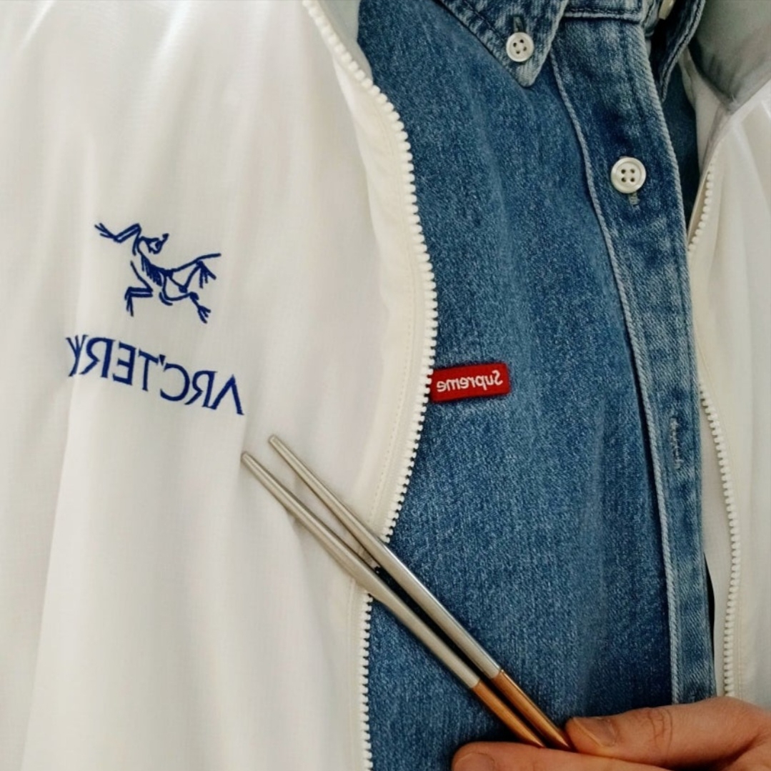 Supreme Small Box Shirt Denim - 23FW, Arc'teryx Atom SL Hoody Arctic Silk 착용 스타일 - 1