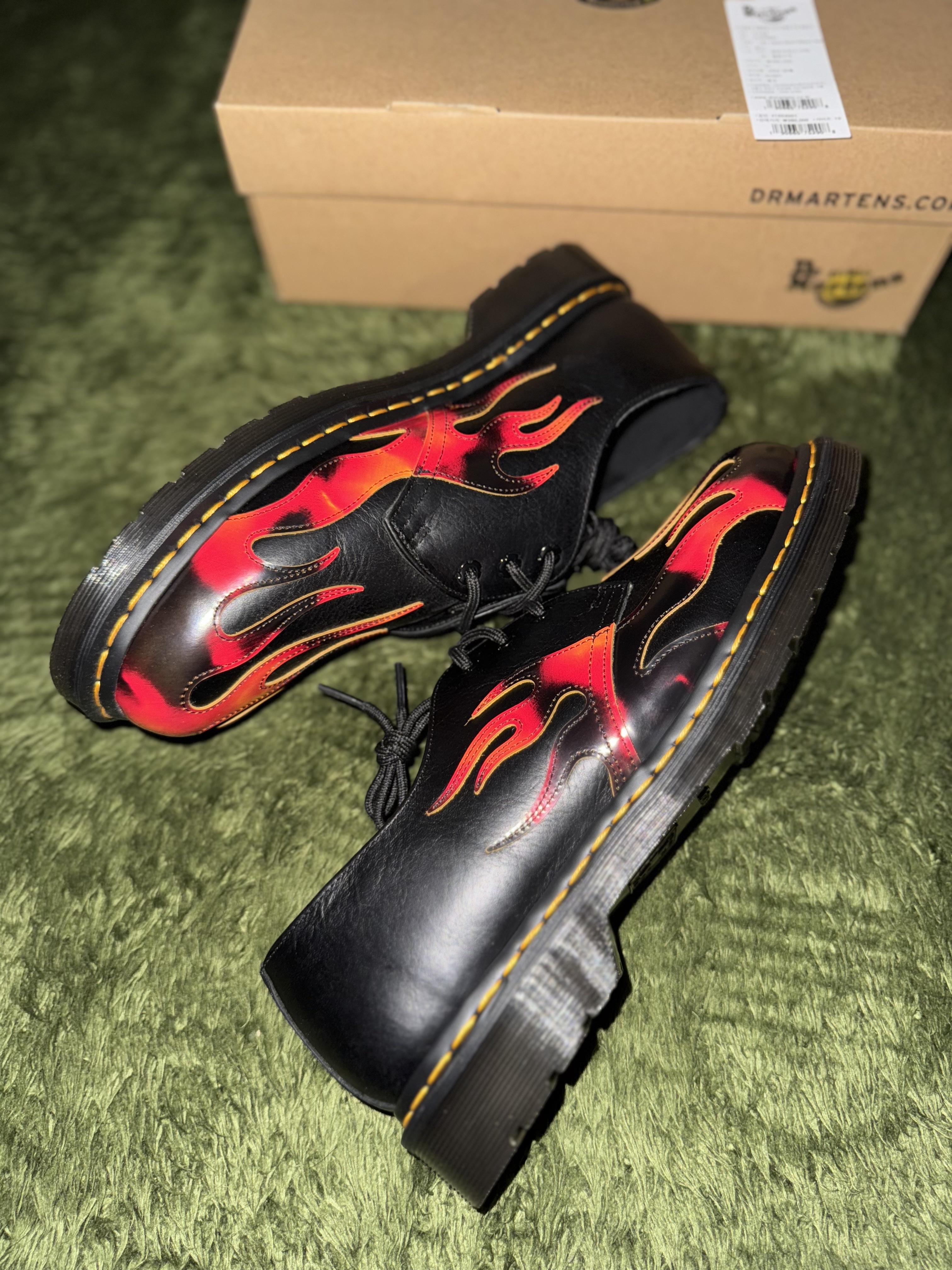 Dr. Martens 1461 Flame Black Vibrant Red DMS Yellow 착용 스타일 - 5