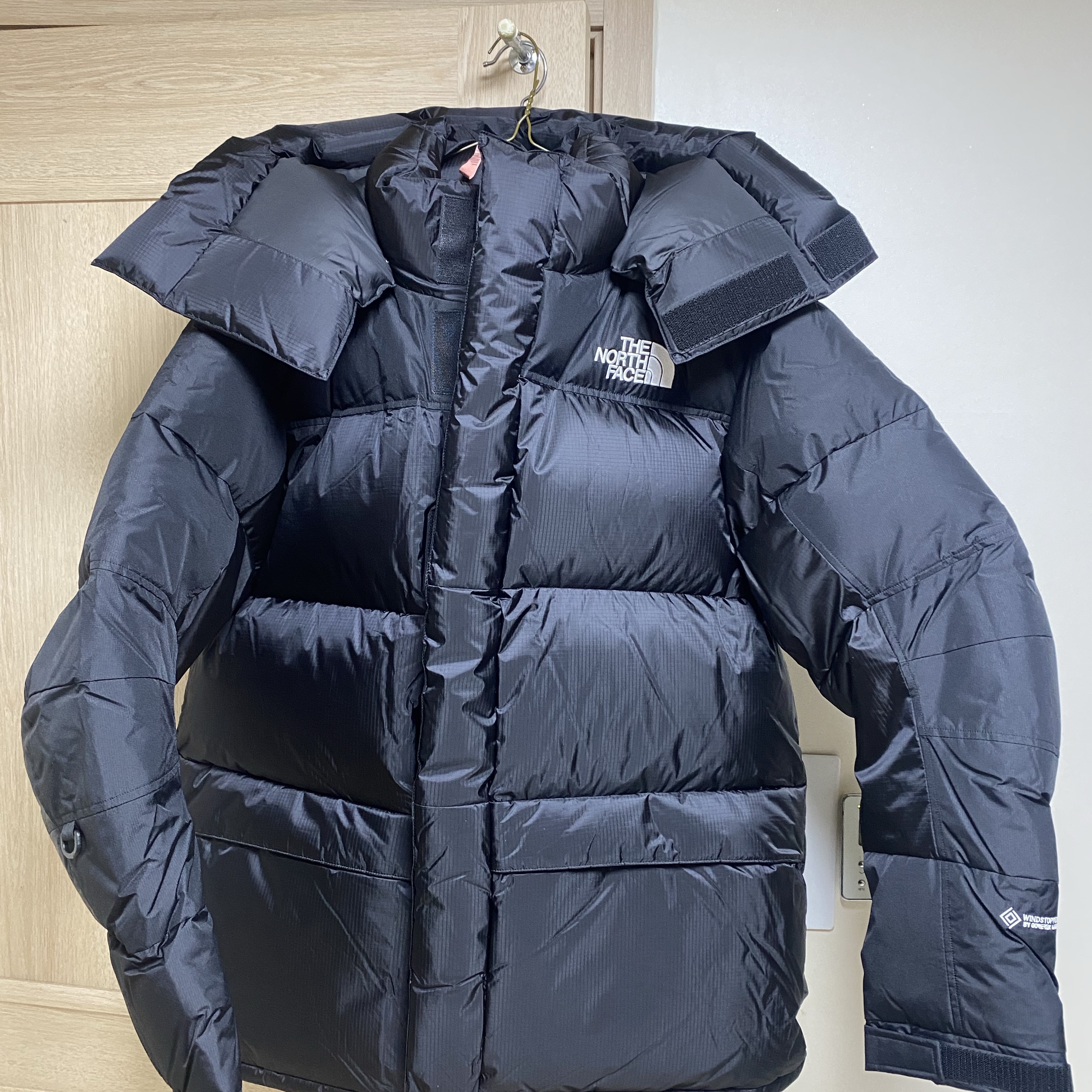 The North Face Him Down Parka Black 착용 스타일