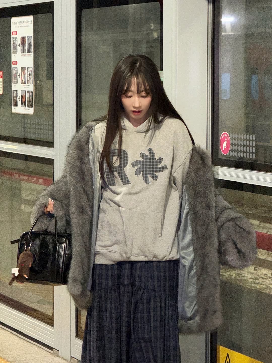 SLOW RECORD HOUSE Check Patch Hoodie Grey 착용 스타일 - 5