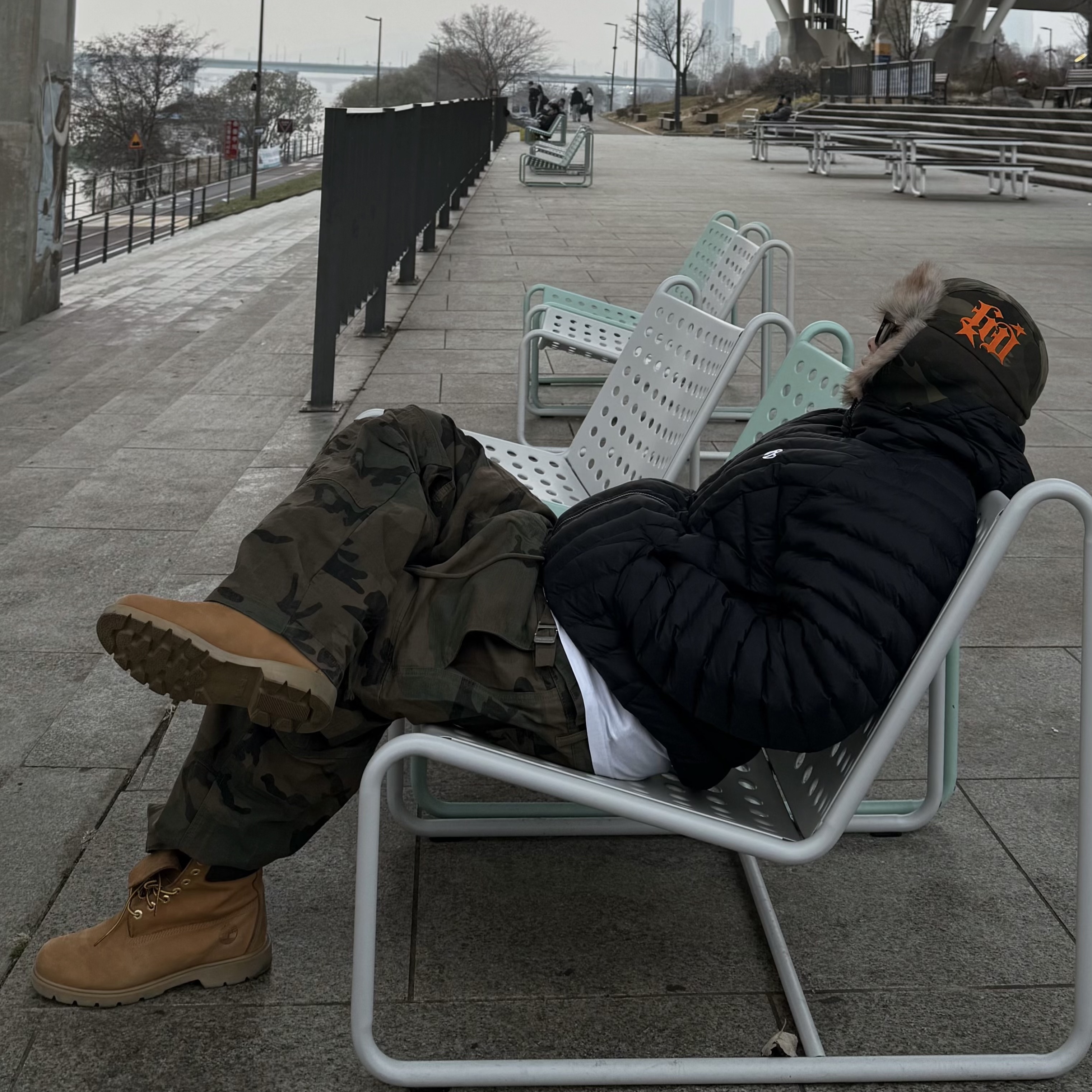 NOMANUAL Nubes Light Duck Down Black, Project G/R 3 Layered Cargo Pants Camo 착용 스타일 - 3