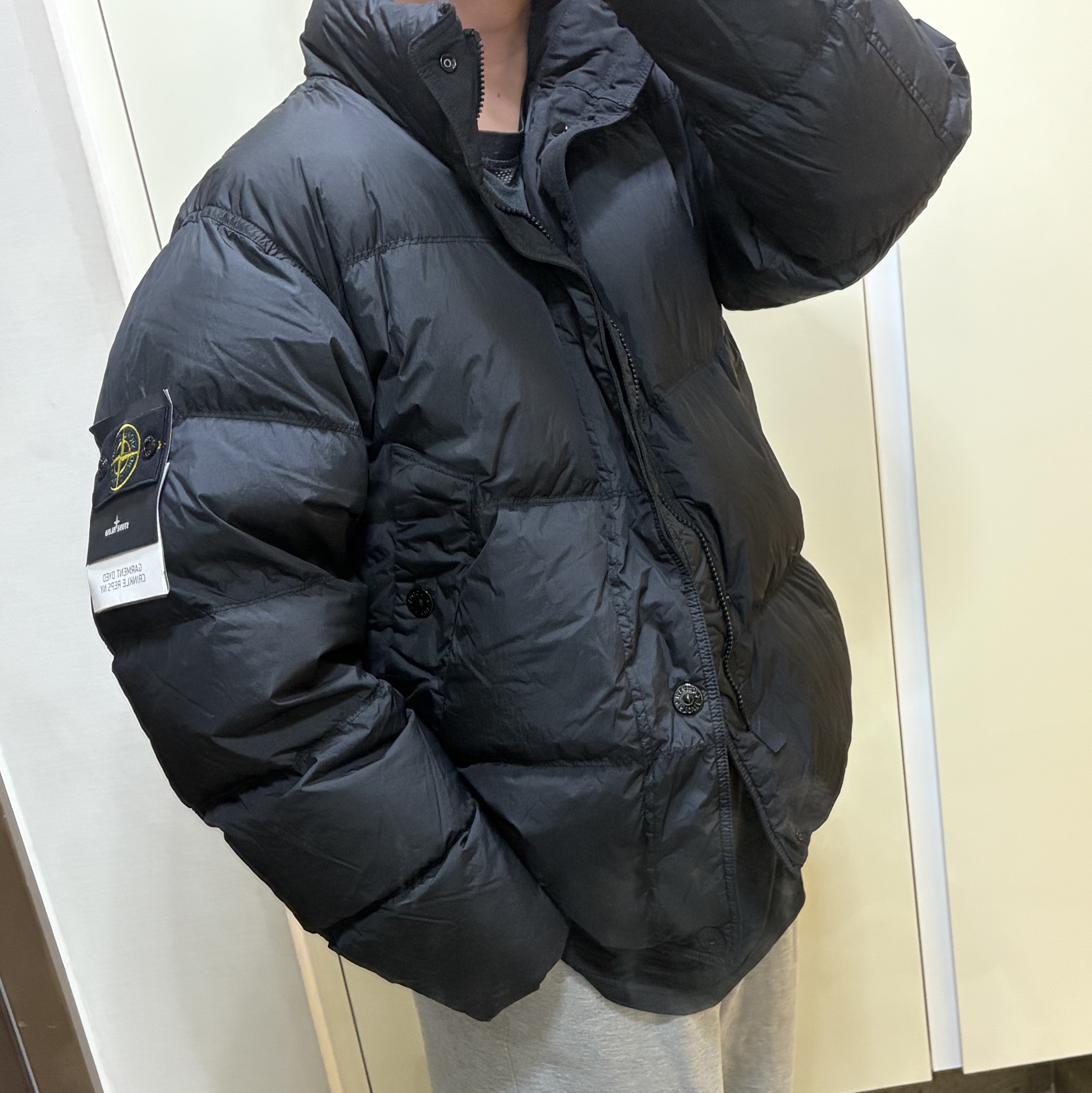Stone Island 4100010 Crinkle Reps NY Recycled Nylon Down Jacket with Wind Resistant Black - 25FW 착용 스타일