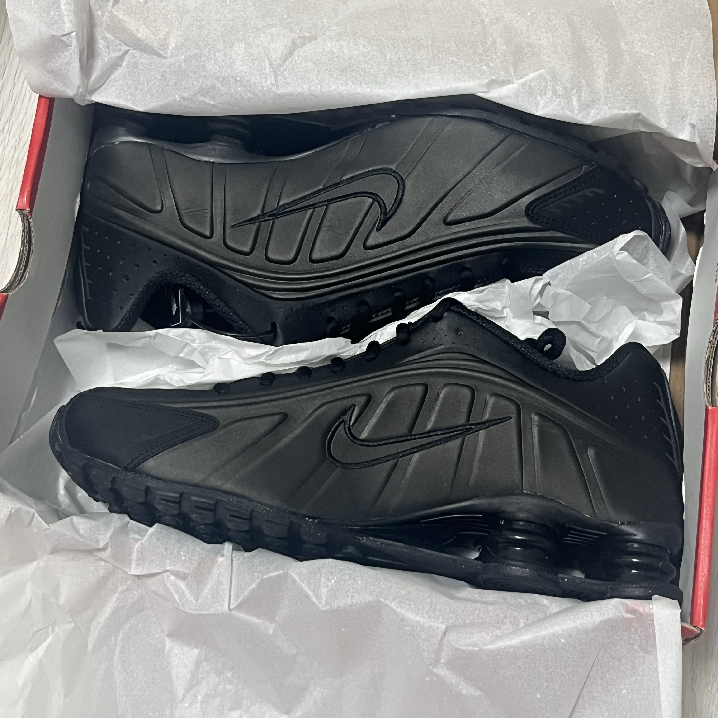 Nike Shox R4 Black Bright Crimson 착용 스타일