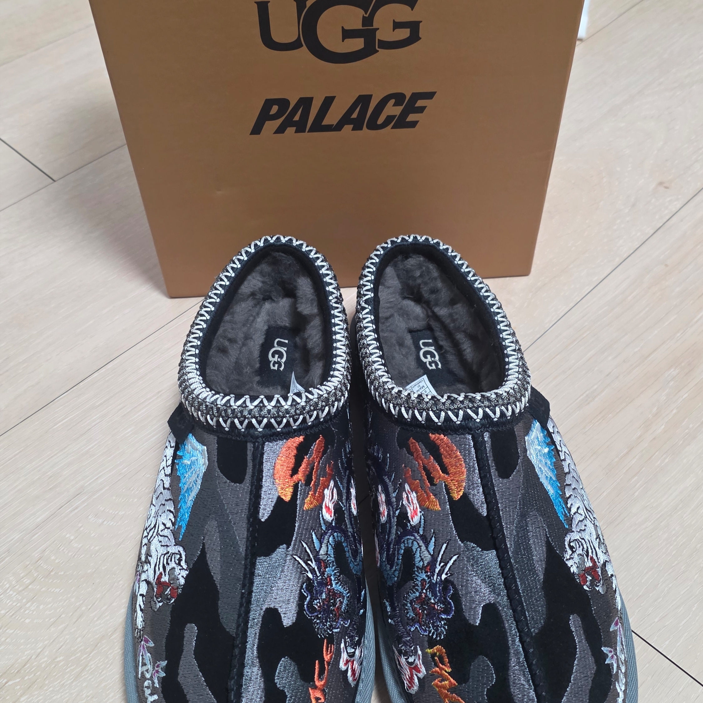 UGG x Palace Tasman Slipper Black Camo, Prada Re-Nylon Mini Pouch Black 착용 스타일 - 4