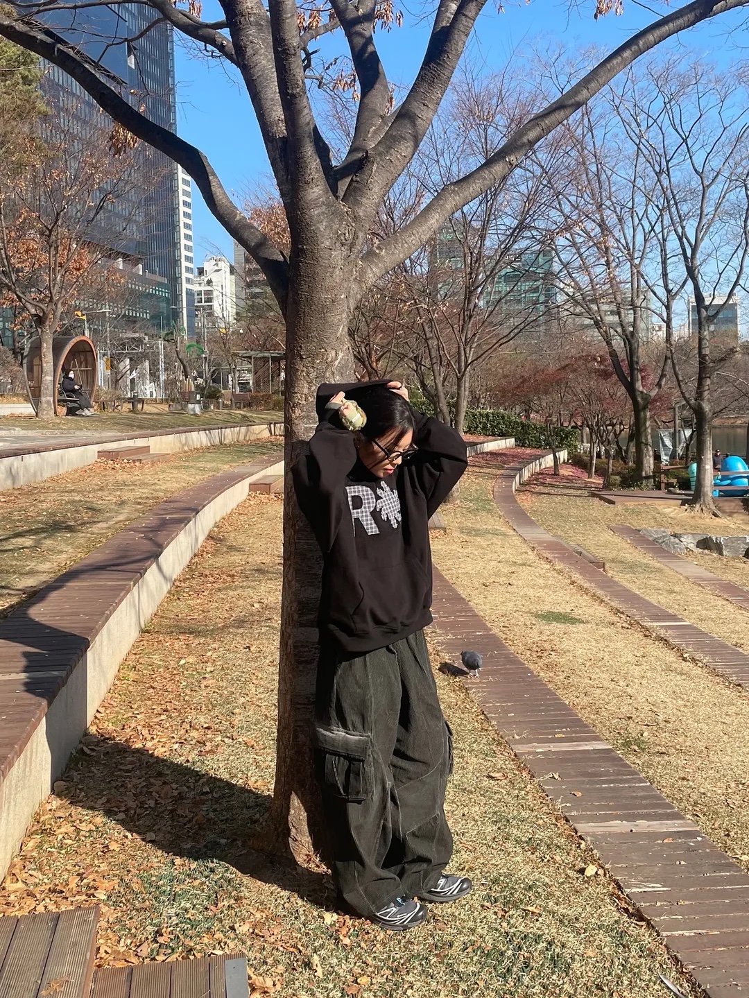 SLOW RECORD HOUSE Check Patch Hoodie Black 착용 스타일 - 3