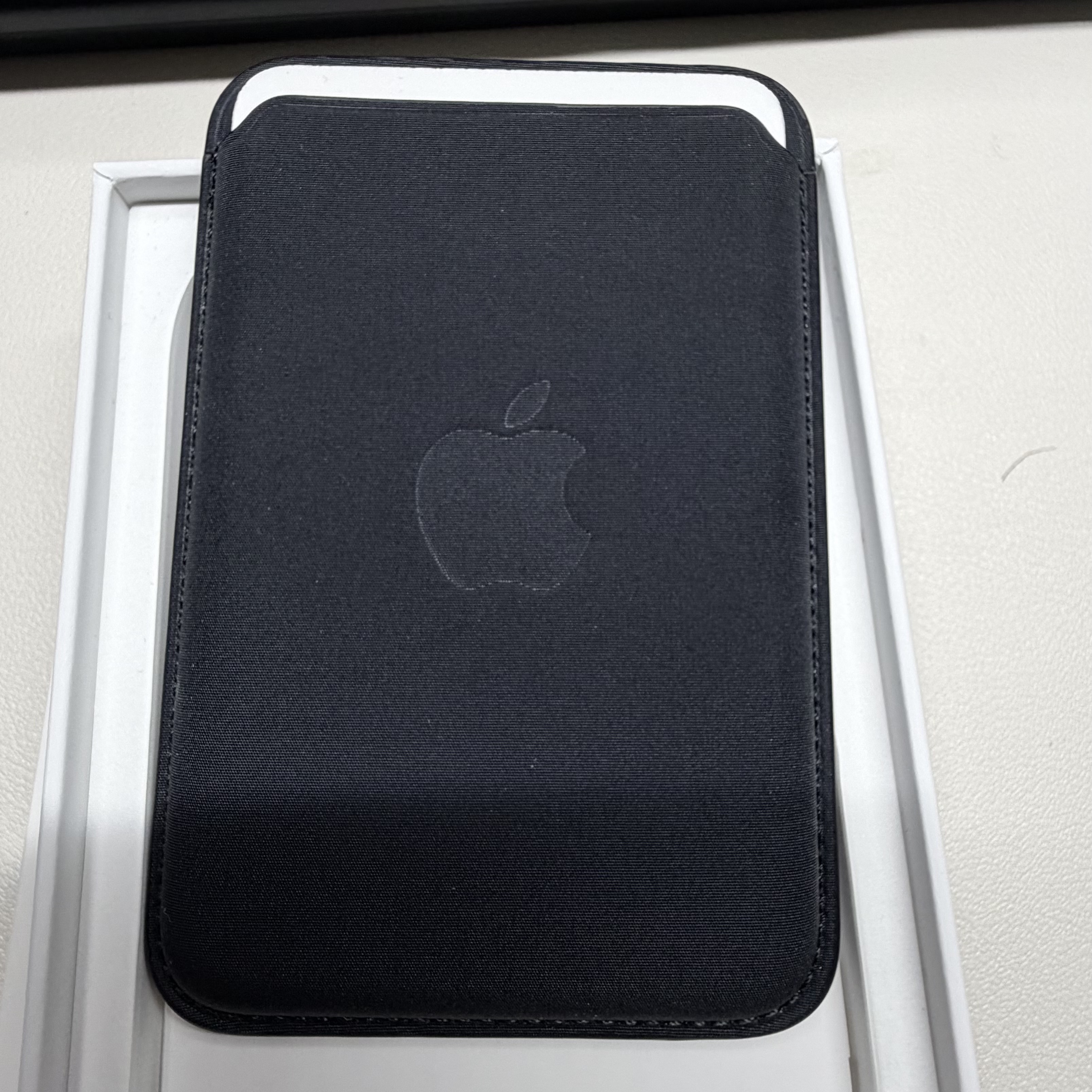 Apple iPhone FineWoven Wallet with MagSafe Taupe 착용 스타일 - 2