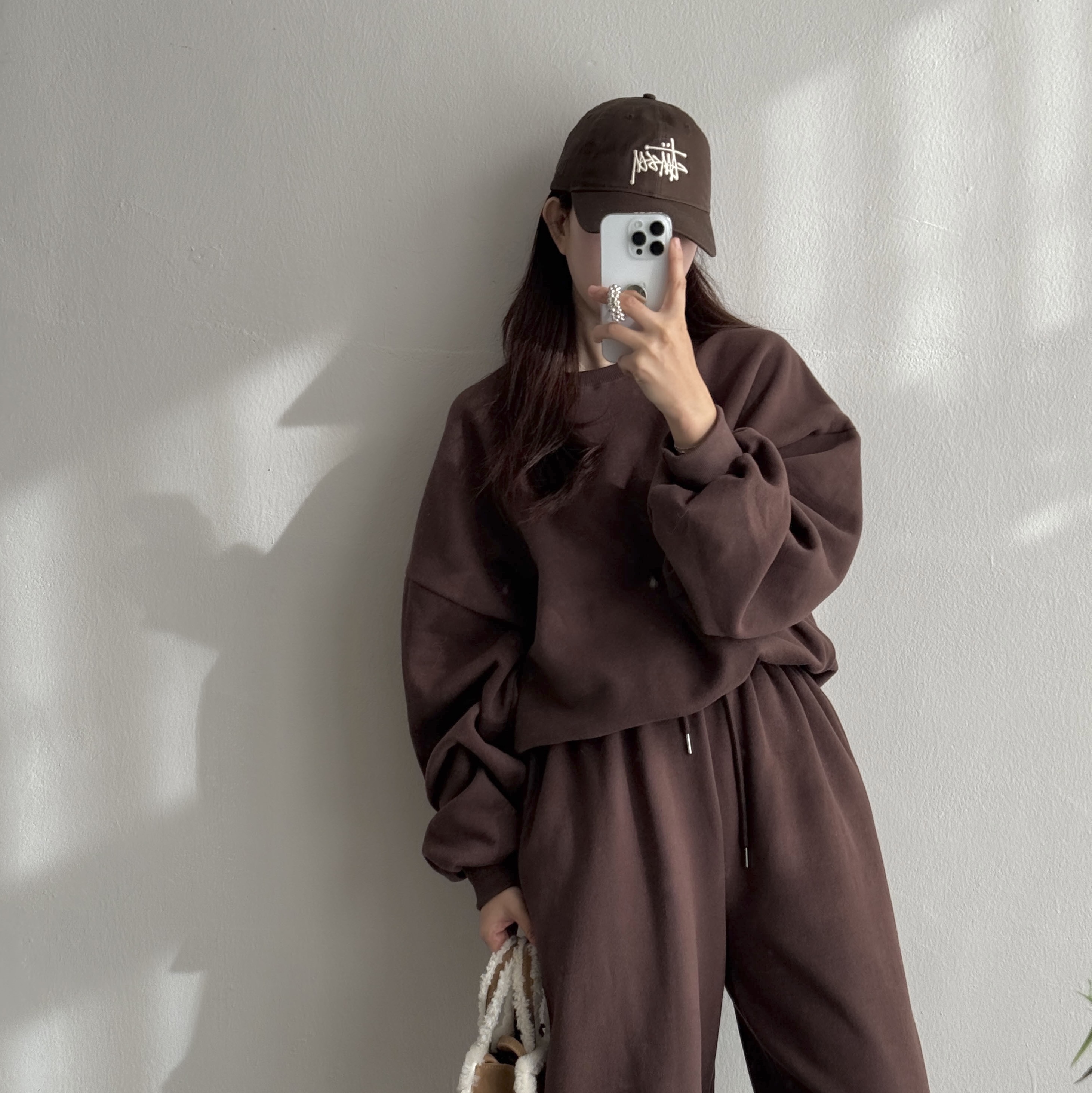 (W) UGG Classic Mini II Boots Chestnut, Telfar x UGG Small Shopping Bag Chestnut 착용 스타일 - 4