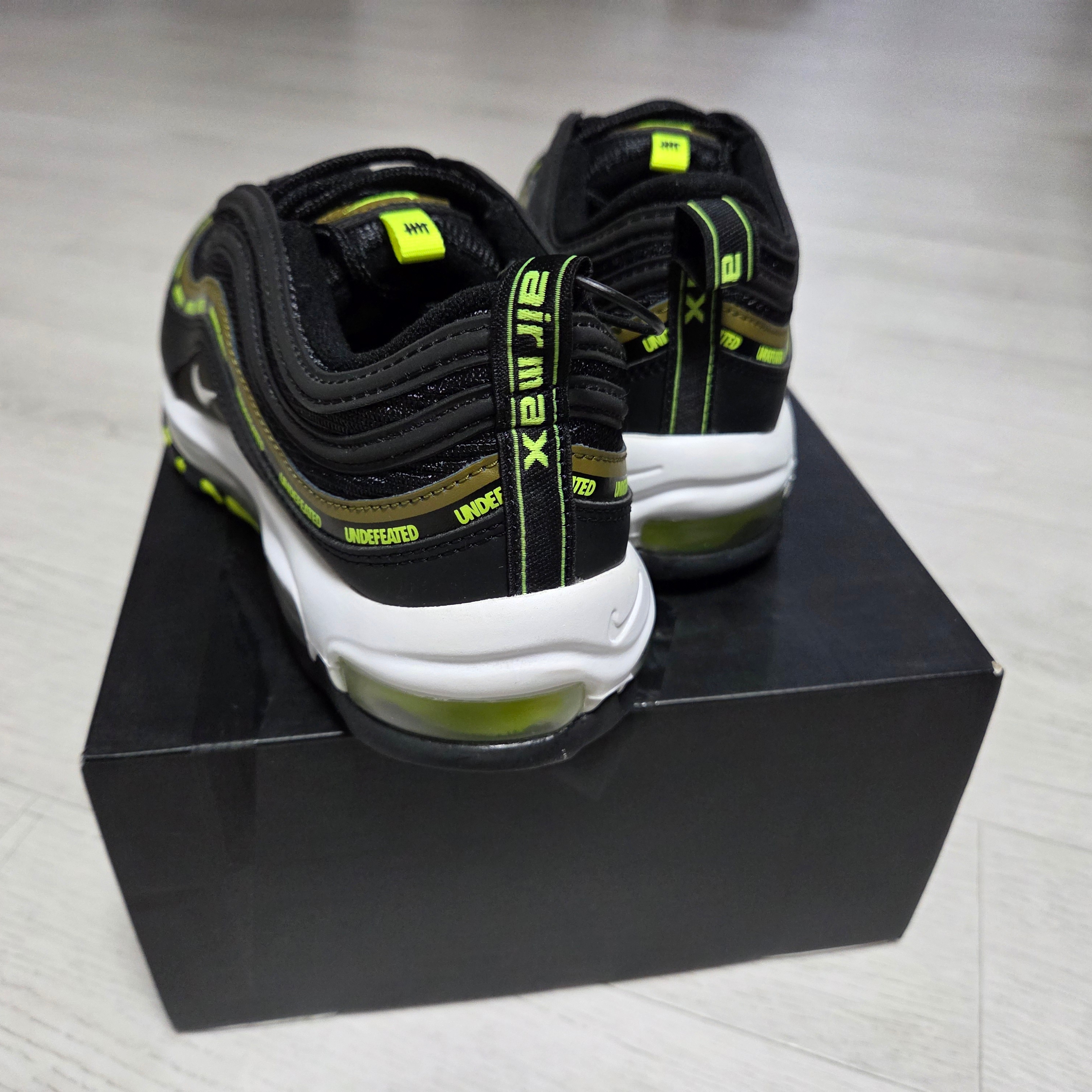 Nike x Undefeated Air Max 97 Black Volt 착용 스타일 - 2