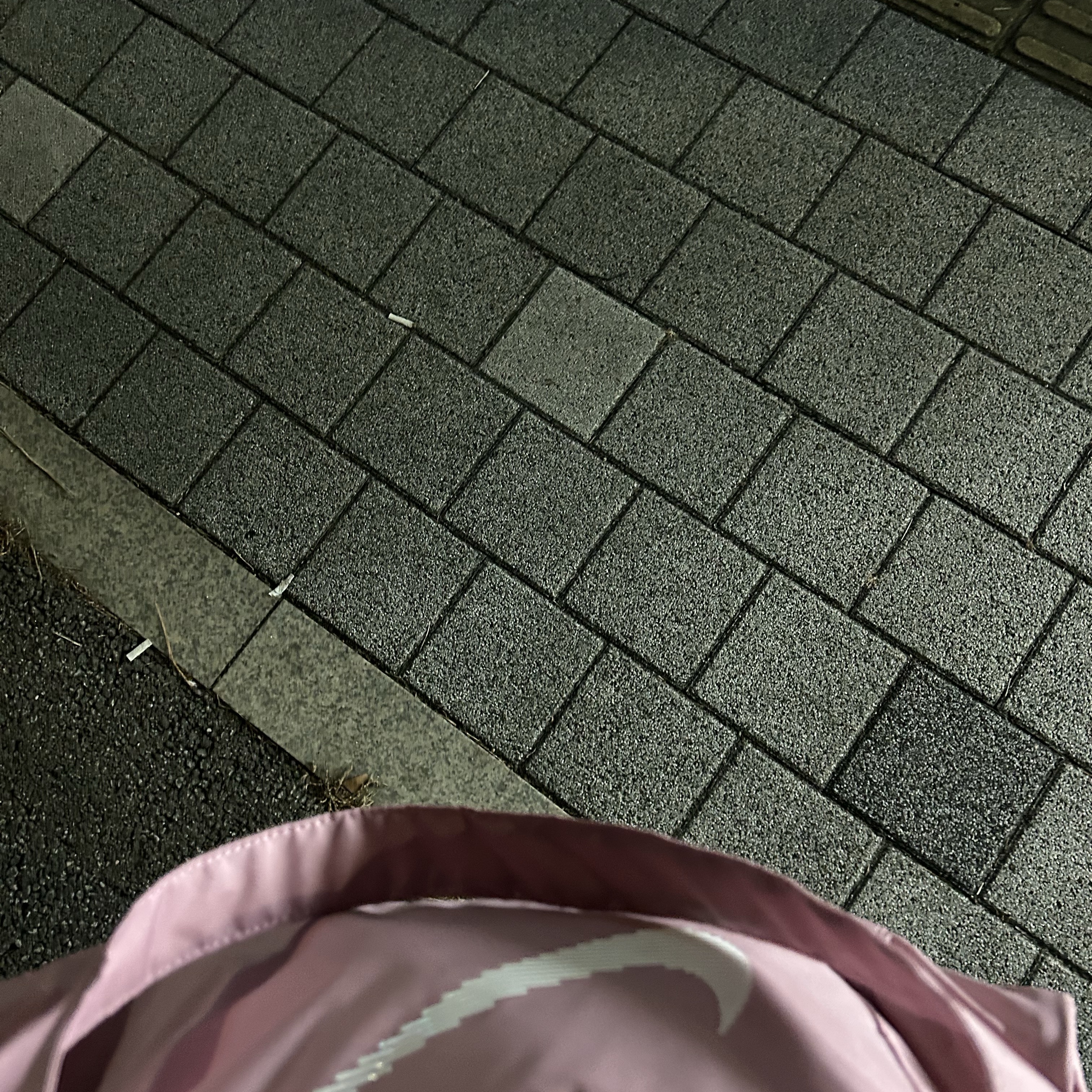Nike Gym Club Duffle Bag 24L Elemental Pink White 착용 스타일