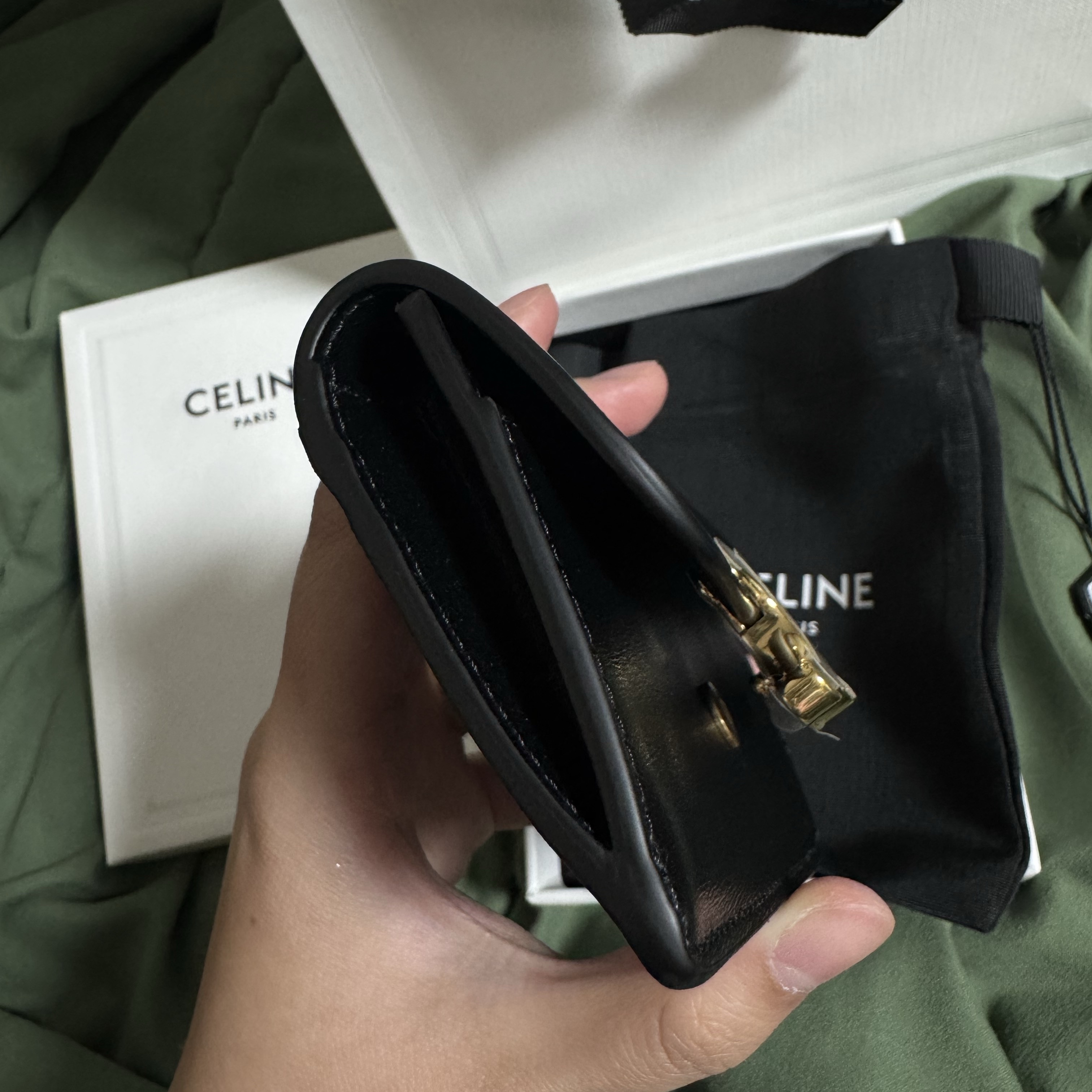 Celine Card Holder with Flap in Shiny Calfskin Black 착용 스타일 - 4