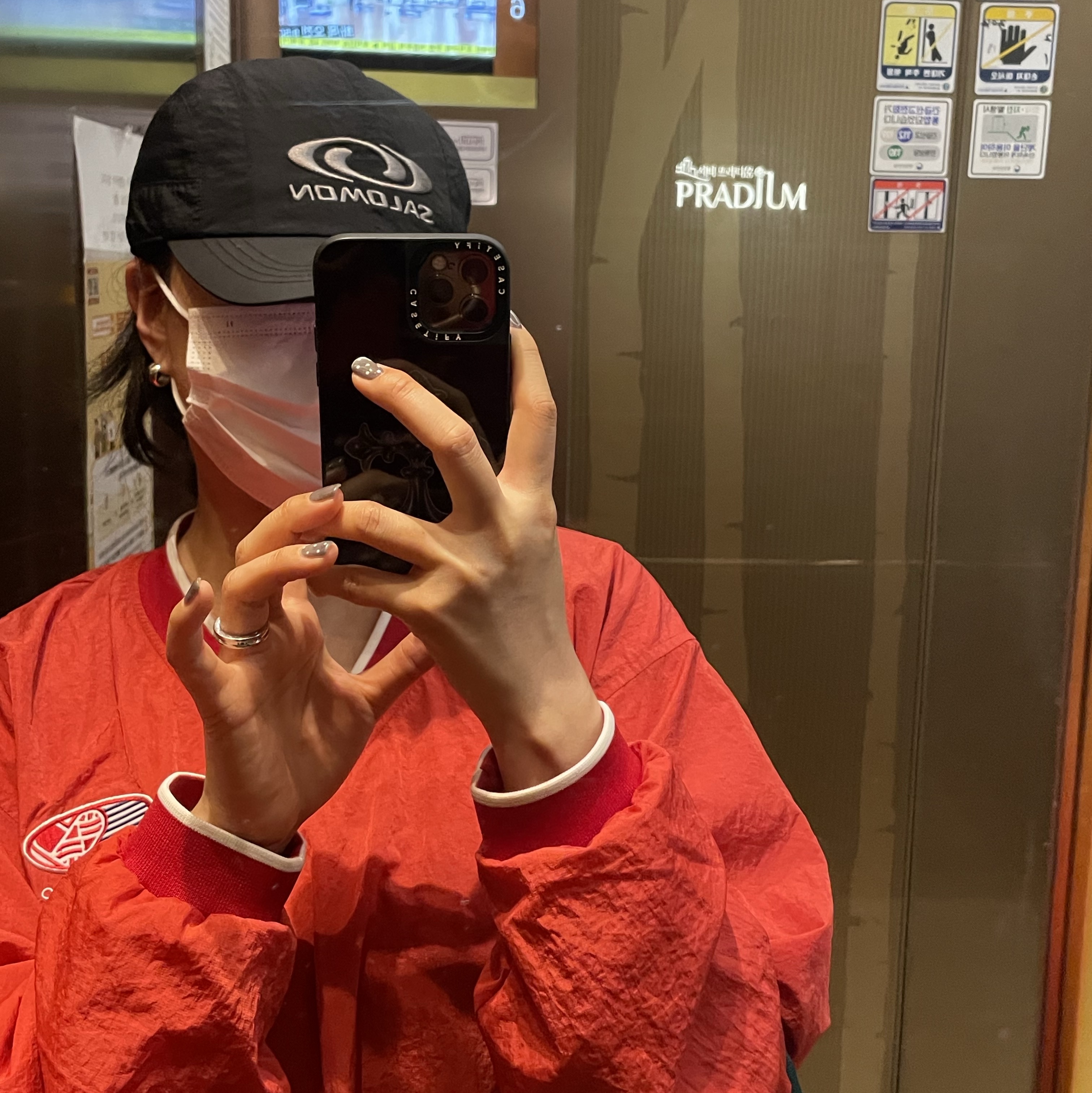 Menasoo Hearttrack Vneck Nylon Anorak Jacket Red 착용 스타일