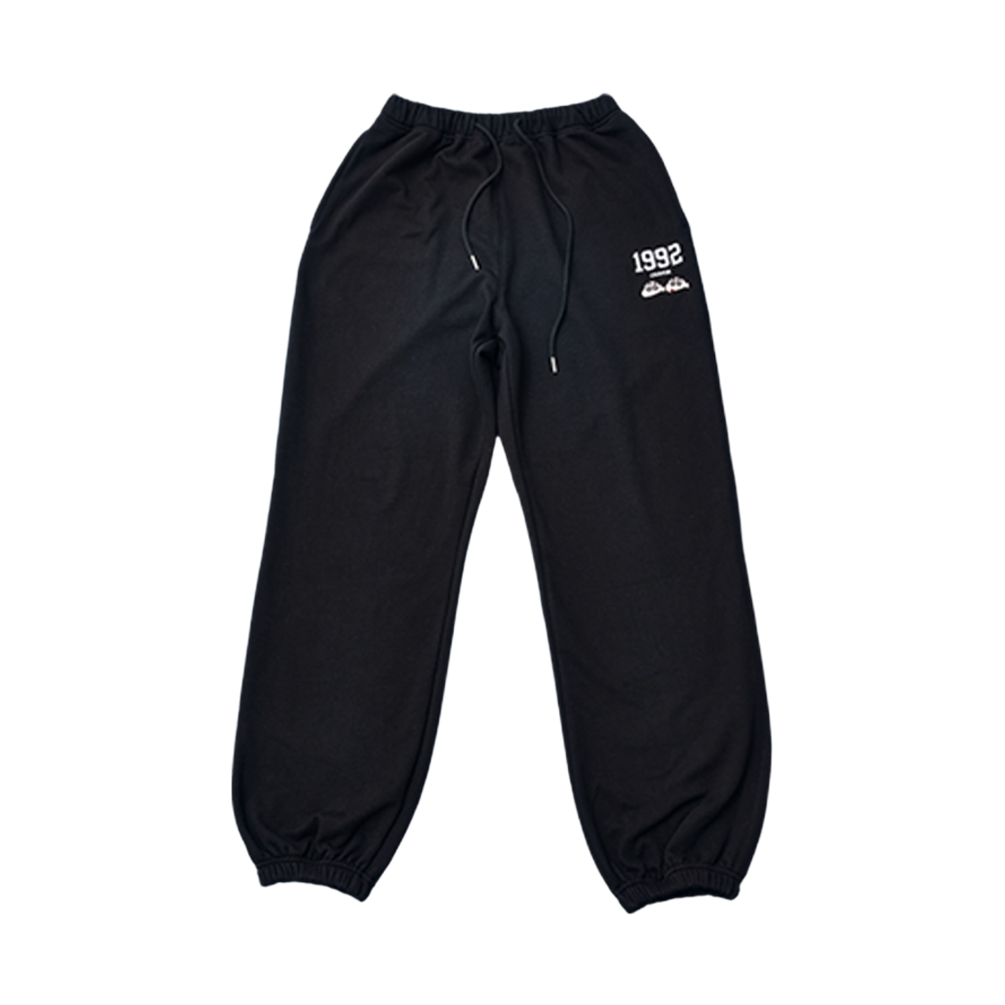 DN25WPN1000 DANCOMMA x Crayon Shin Chan 1992 Face Embroidered Sweatpants Black