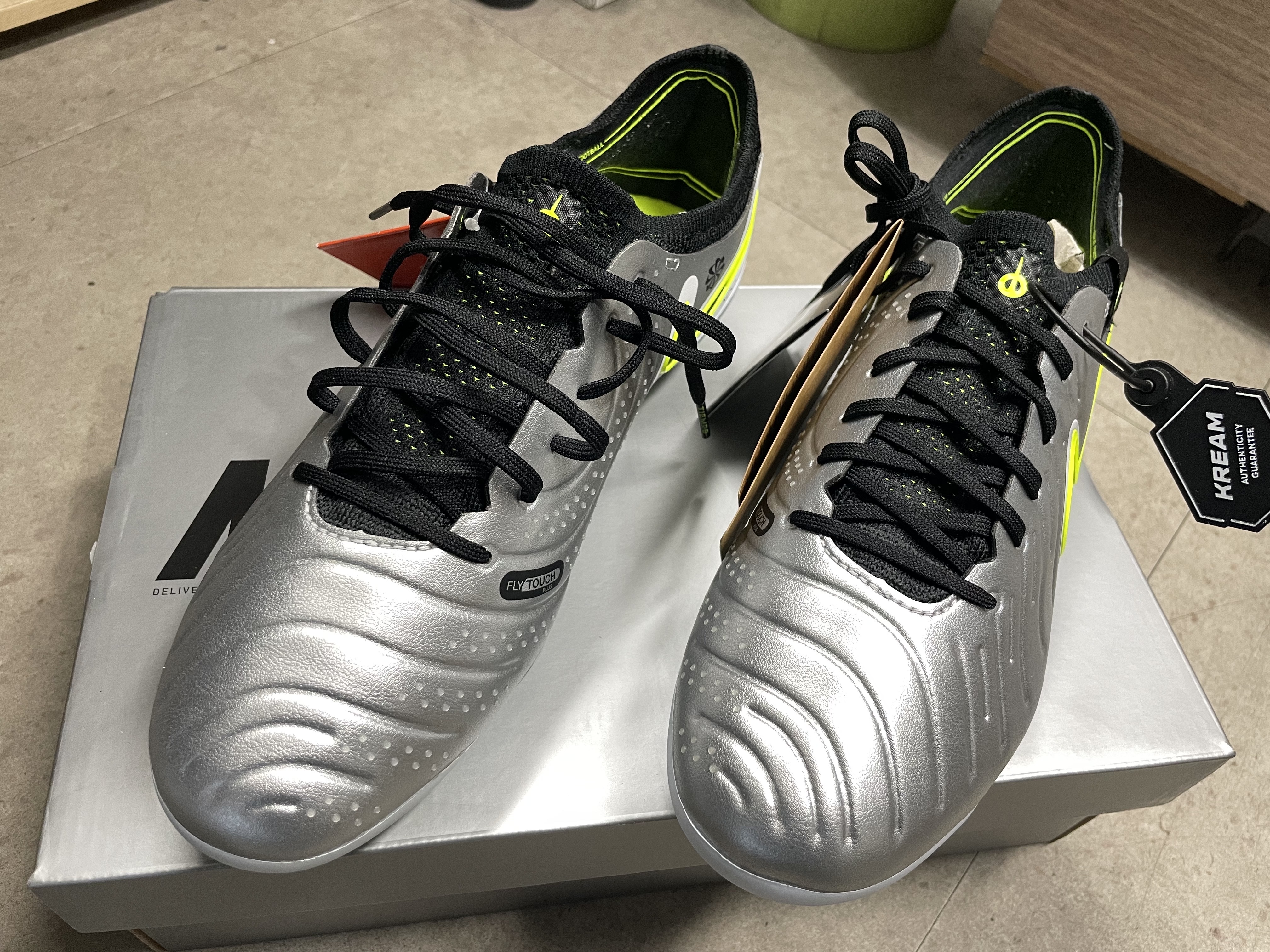 Nike Tiempo Legend 10 Elite AG Metallic Silver Volt 착용 스타일