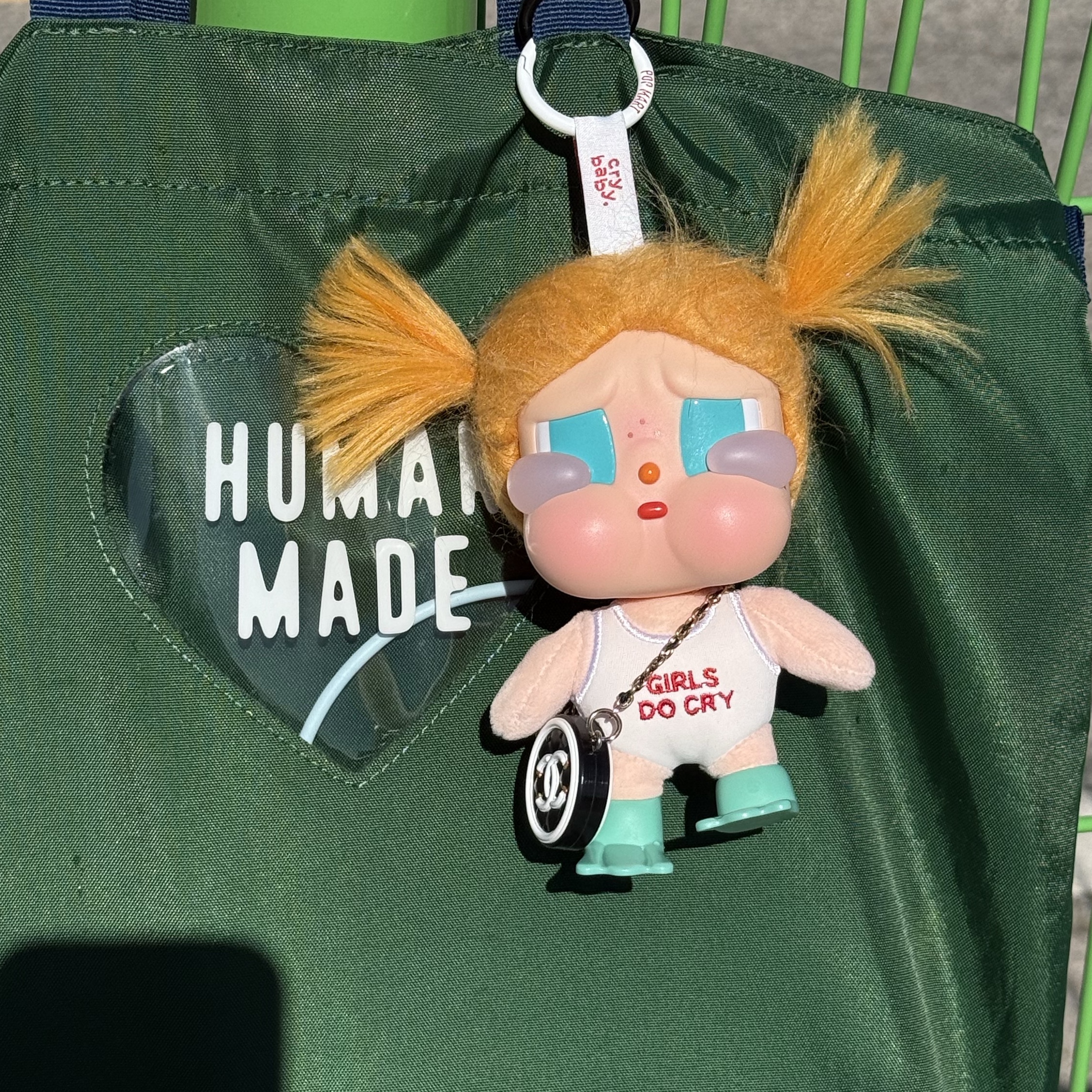 Pop Mart Crybaby Vacation Mode On Series Vinyl Plush Pendant Glug-Glug (Opened Case) 착용 스타일