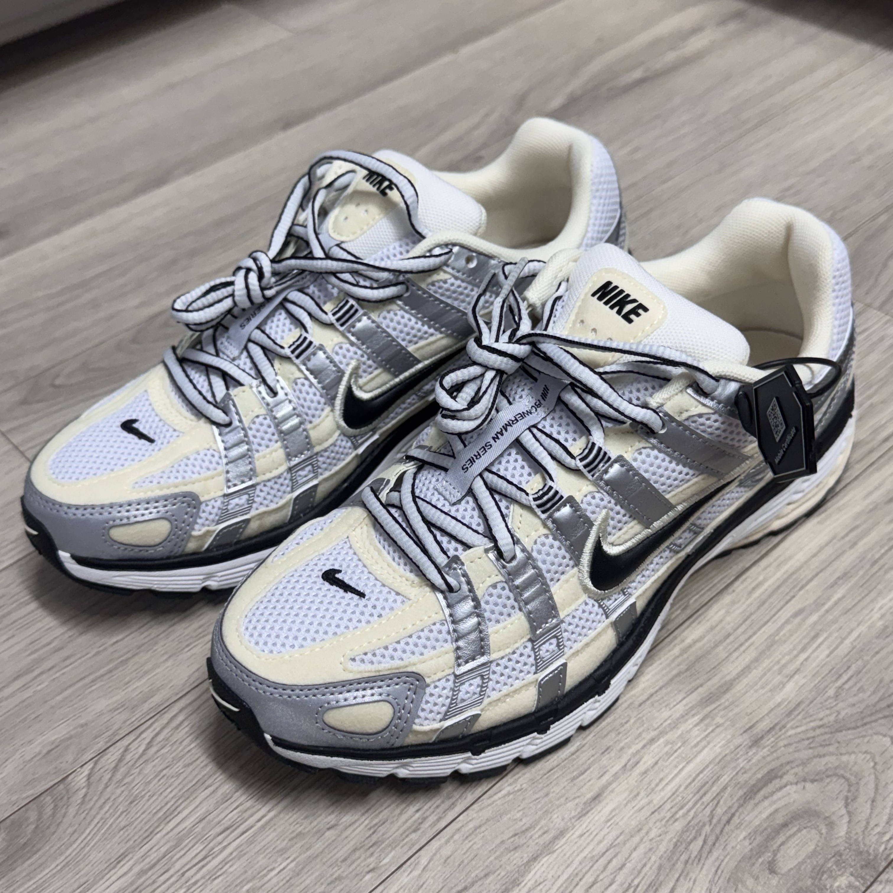 (W) Nike P-6000 Coconut Milk Metallic Silver 착용 스타일 - 1