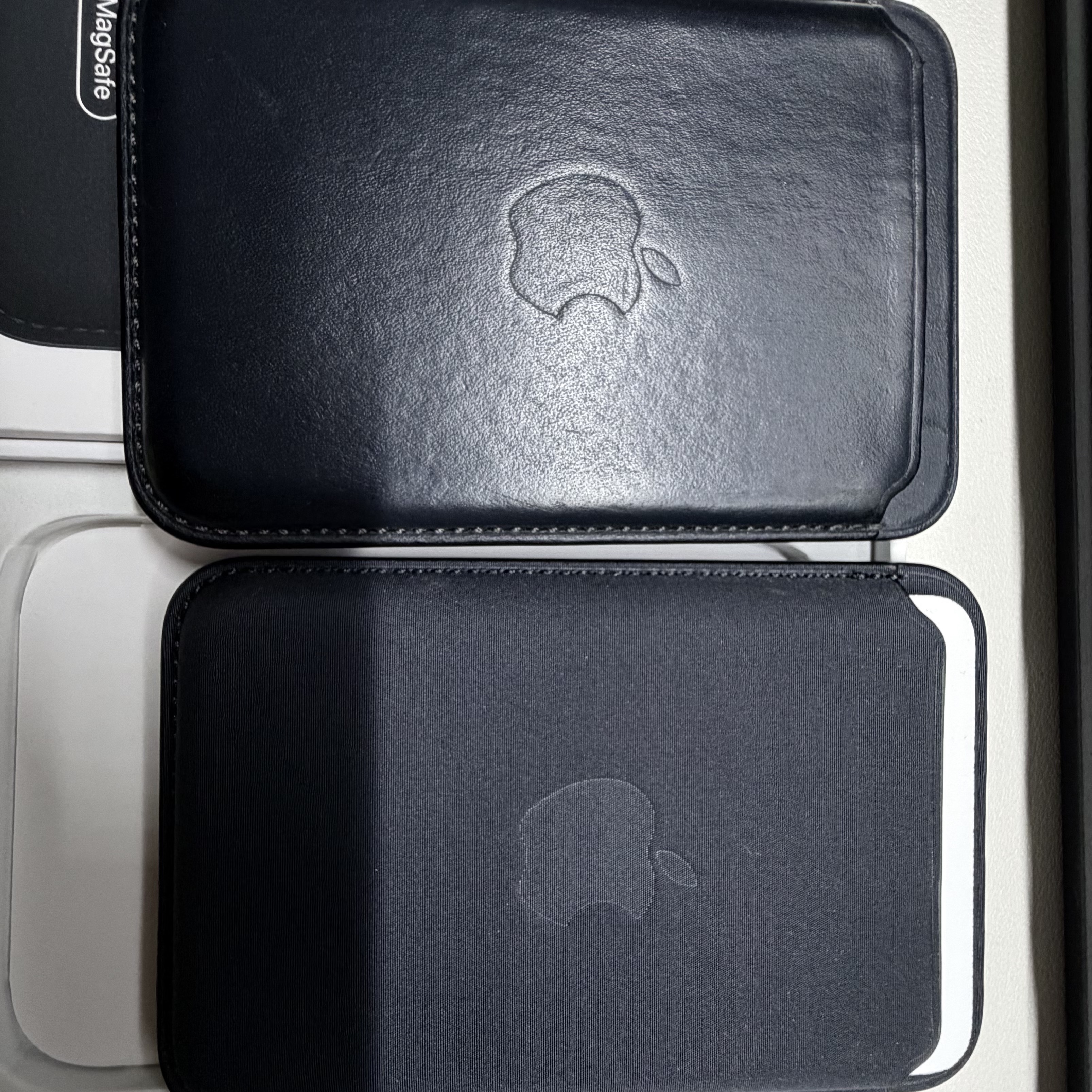 Apple iPhone FineWoven Wallet with MagSafe Taupe 착용 스타일 - 3