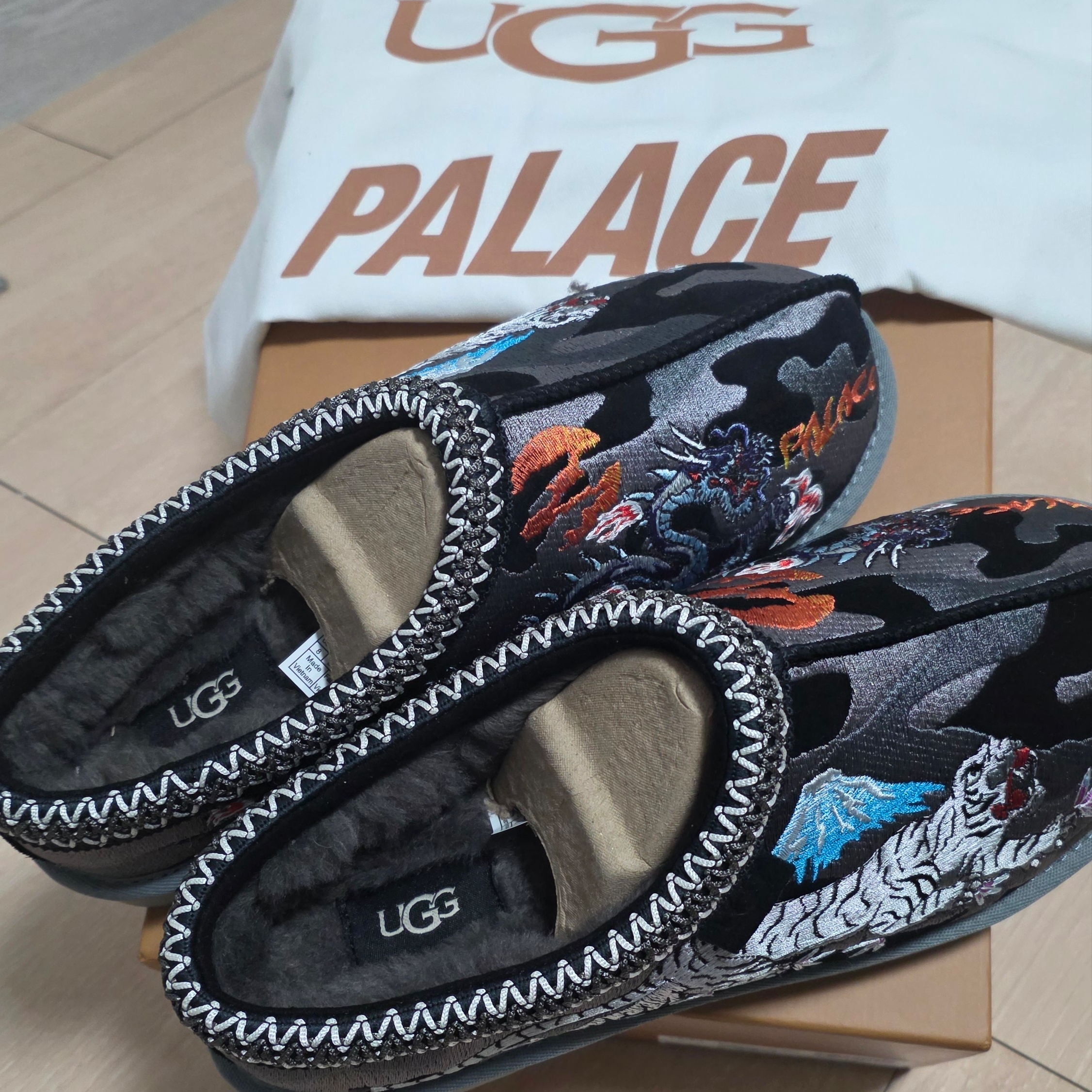 UGG x Palace Tasman Slipper Black Camo, Prada Re-Nylon Mini Pouch Black 착용 스타일 - 1