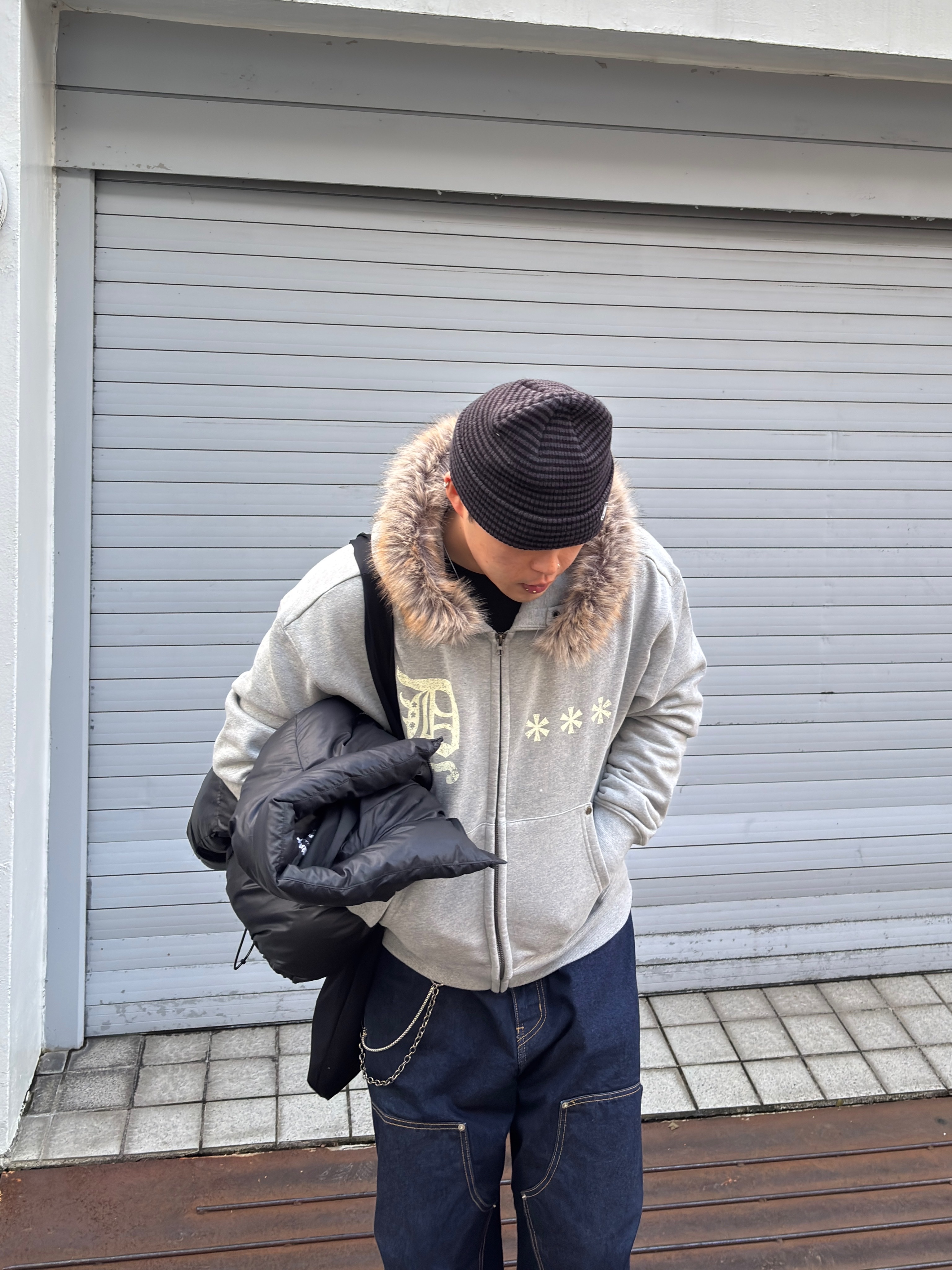 AMOU Fur Hoodie Zip Up Gray 착용 스타일 - 8