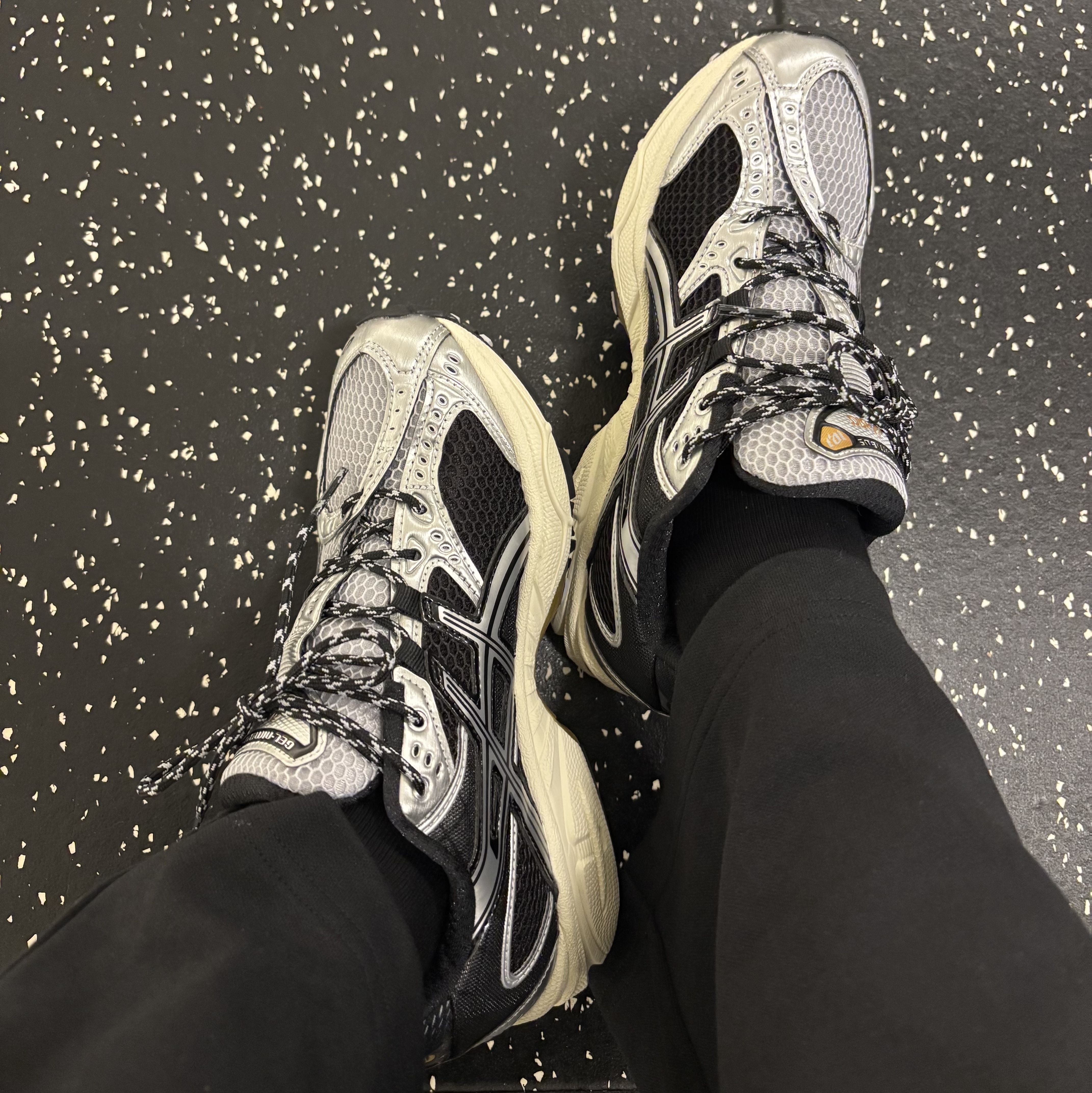 Asics Gel-Nimbus 10.1 Piedmont Grey Pure Silver 착용 스타일