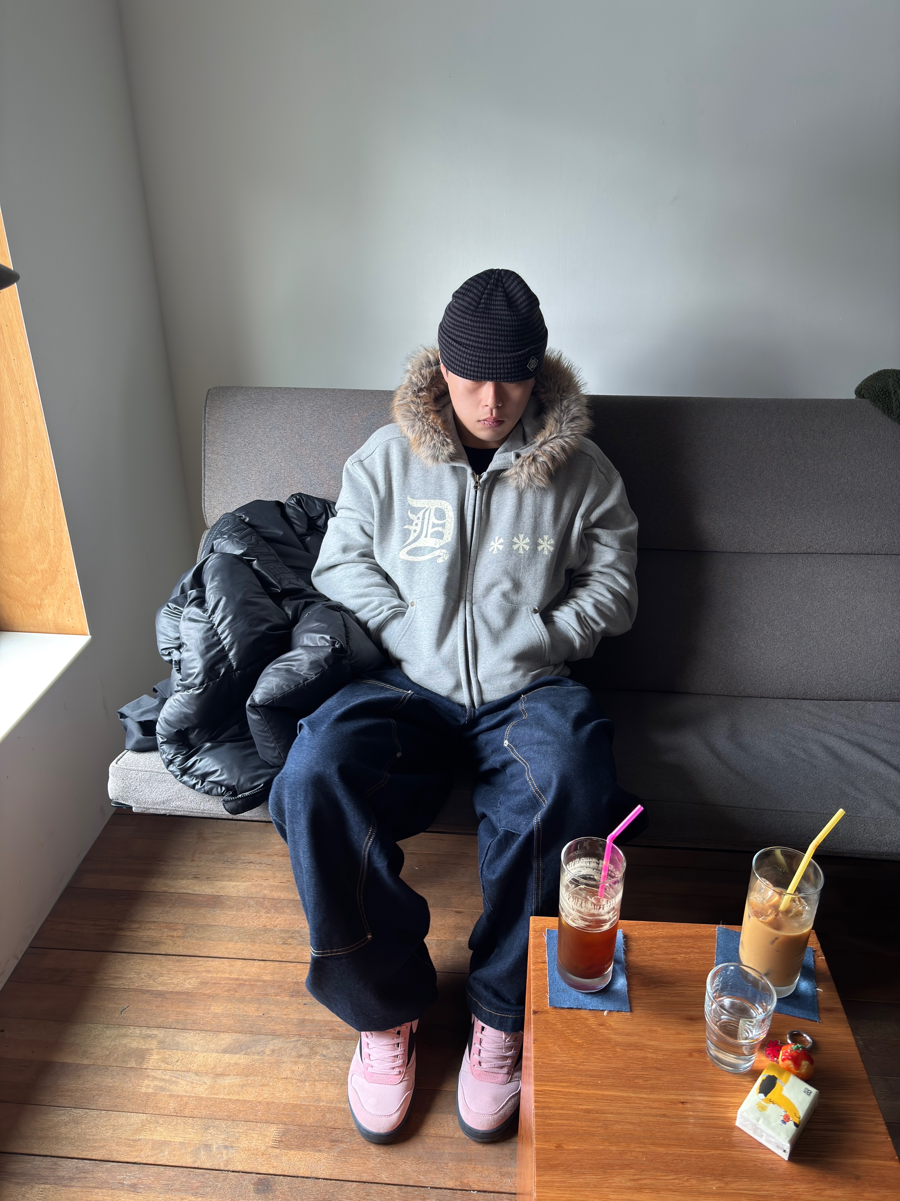 AMOU Fur Hoodie Zip Up Gray 착용 스타일 - 4