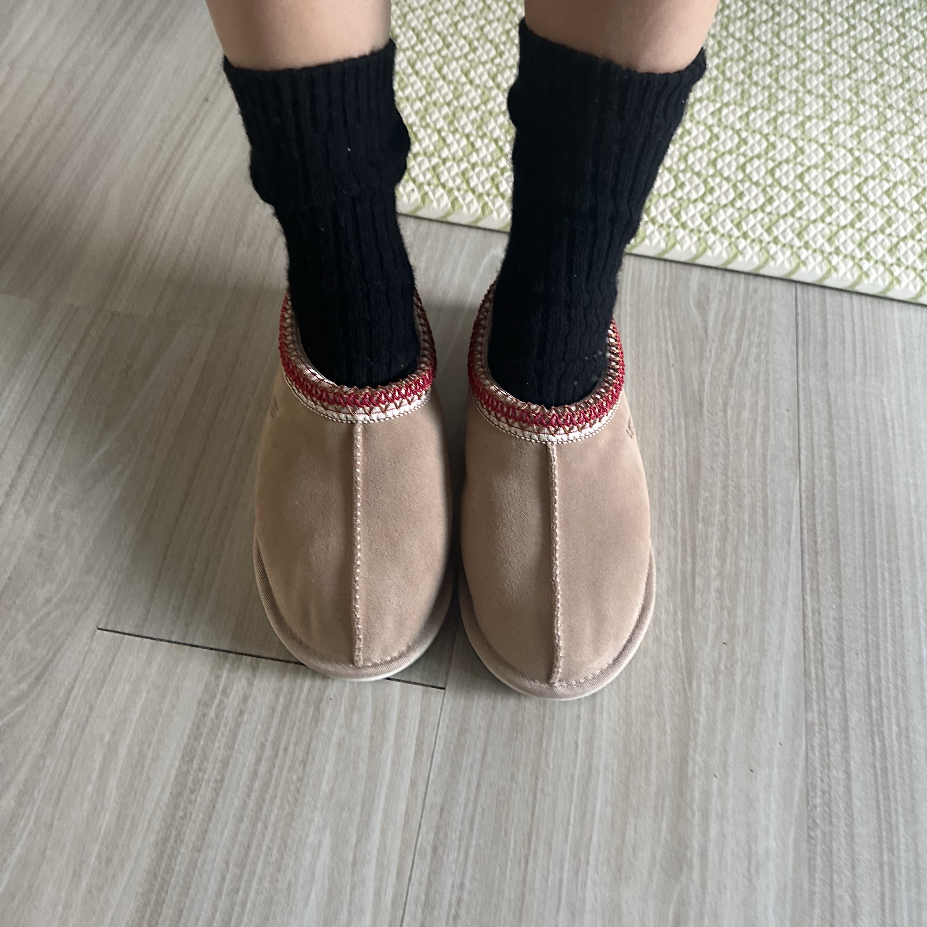 (W) UGG Tasman II Sand Dark Cherry 착용 스타일 - 1