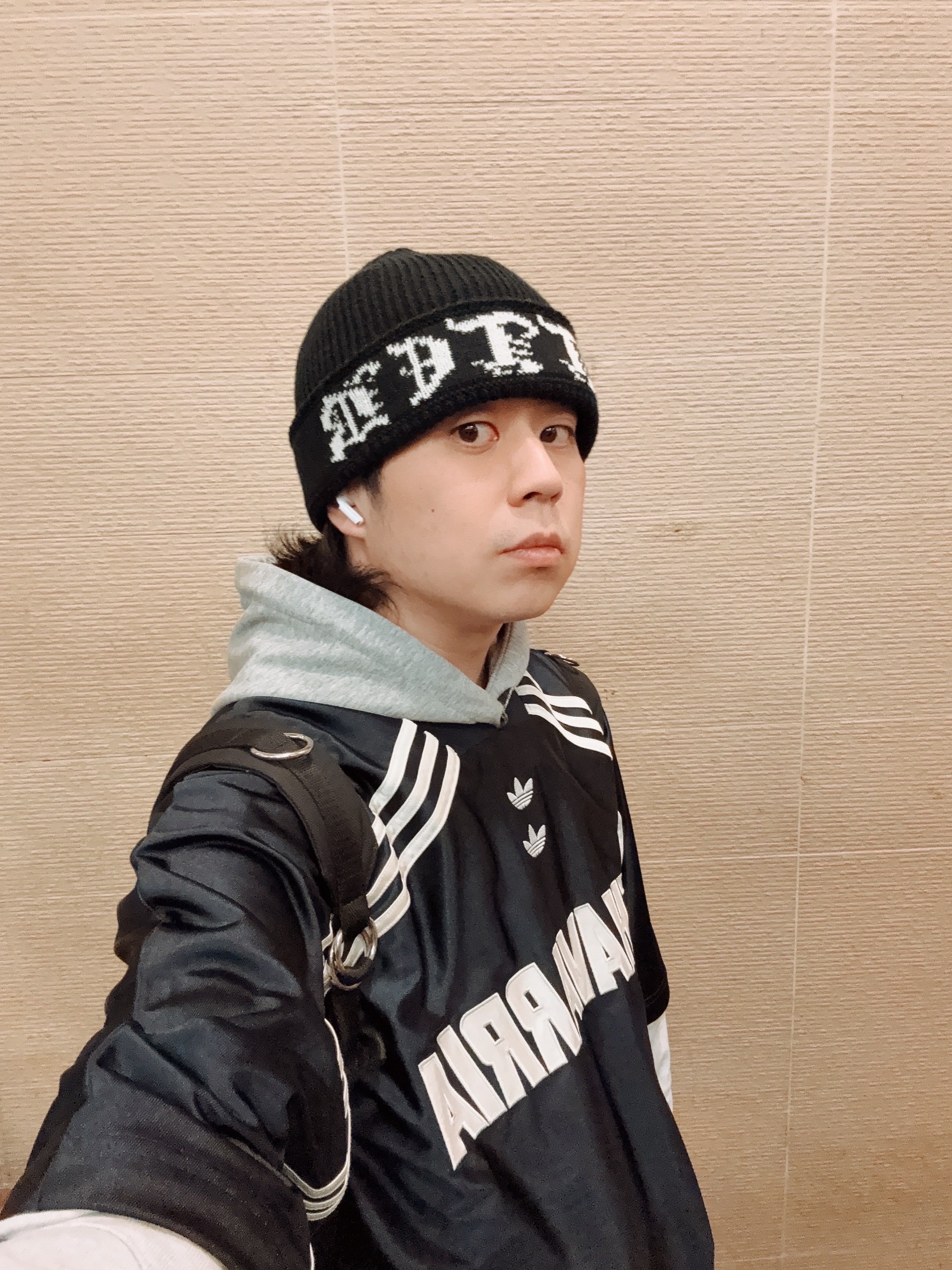 Adidas x Willy Chavarria Chavarria Long Sleeve Jersey Legend Ink Light Grey Heather - US Sizing, Jordan 1 Retro High OG CO.JP Midnight Navy 착용 스타일 - 3