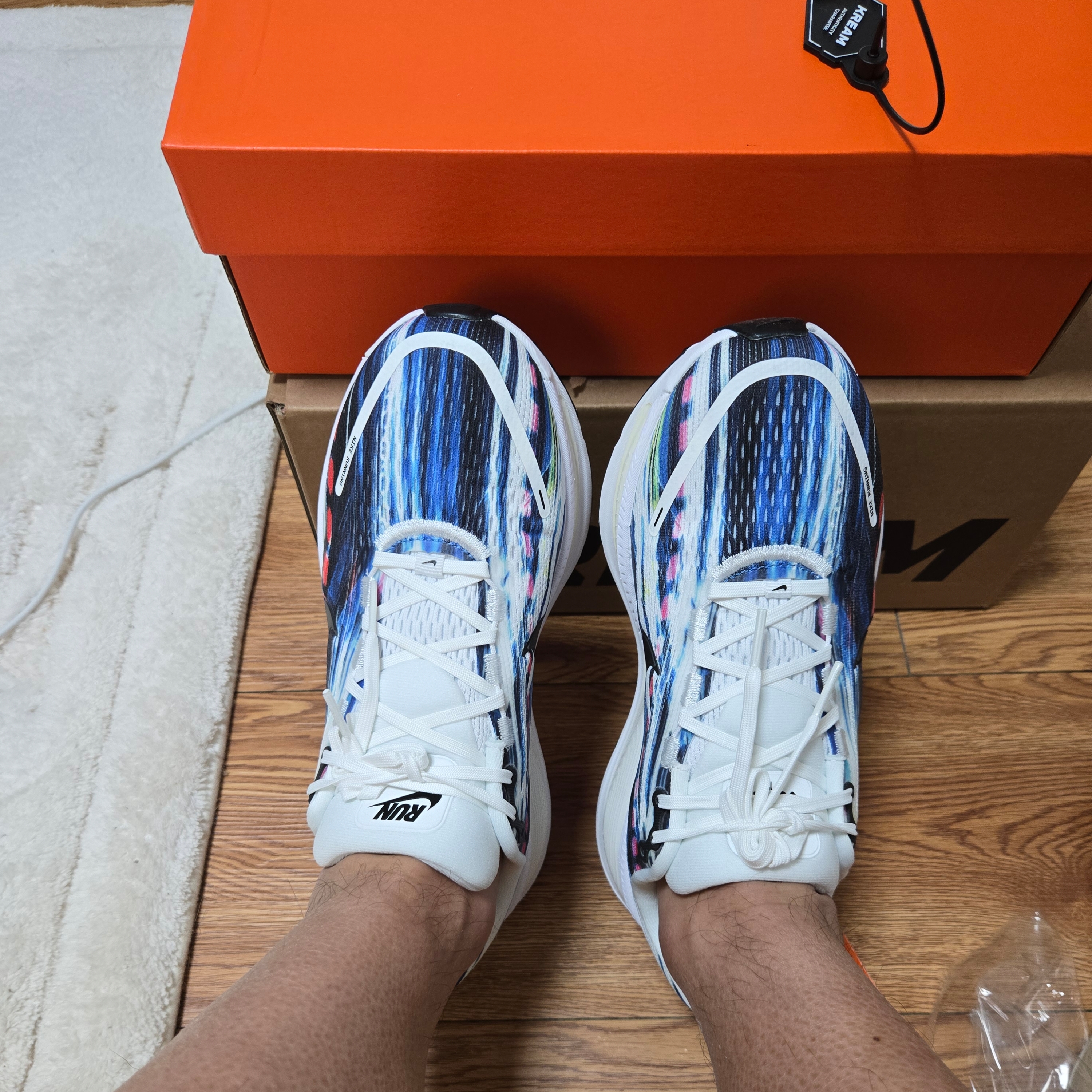 Nike Vomero 18 SE Multicolor White 착용 스타일 - 7