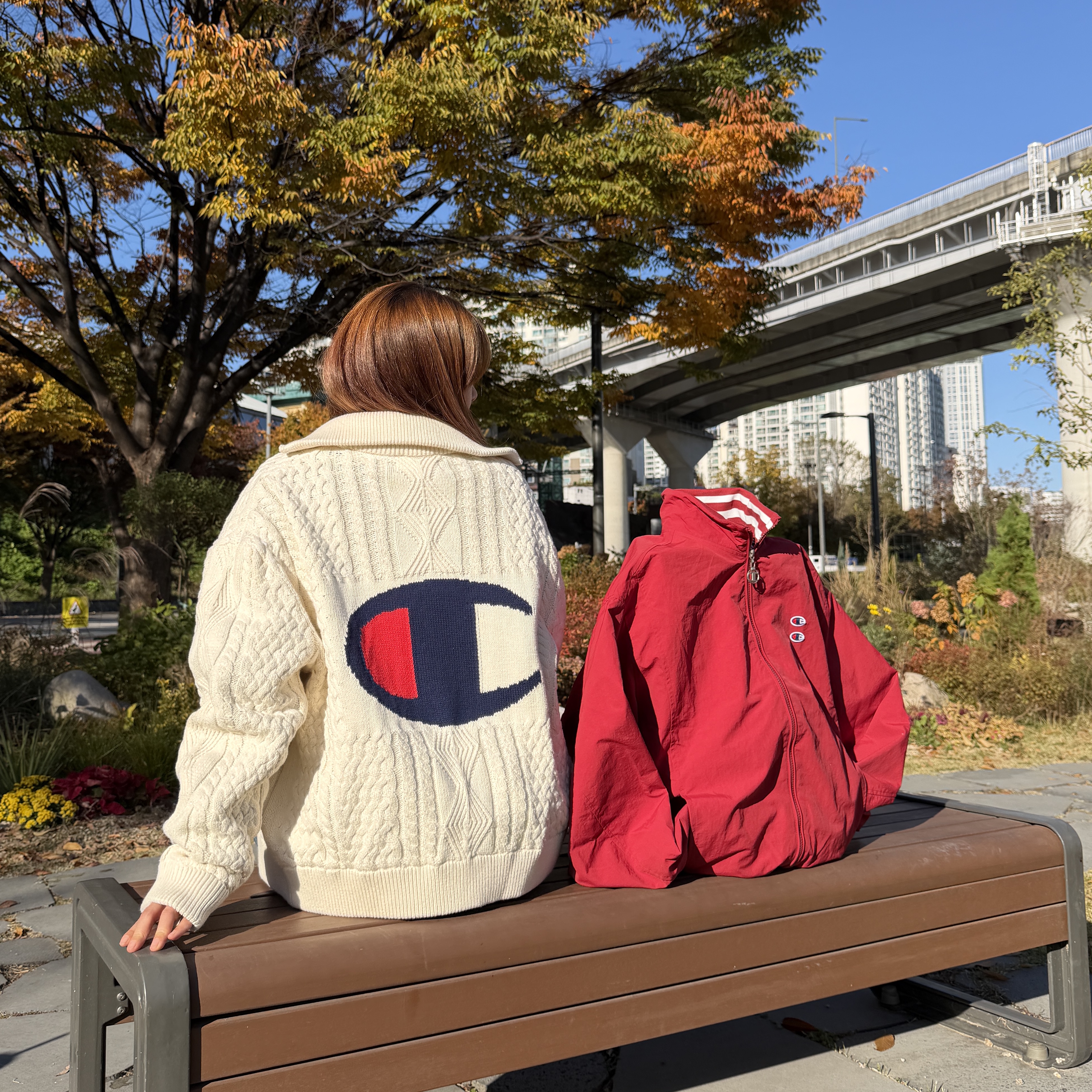 Zara x Champion Jacquard Cable Knit Cardigan Ecru, Zara x Champion Technical Patch Jacket Red 착용 스타일 - 1